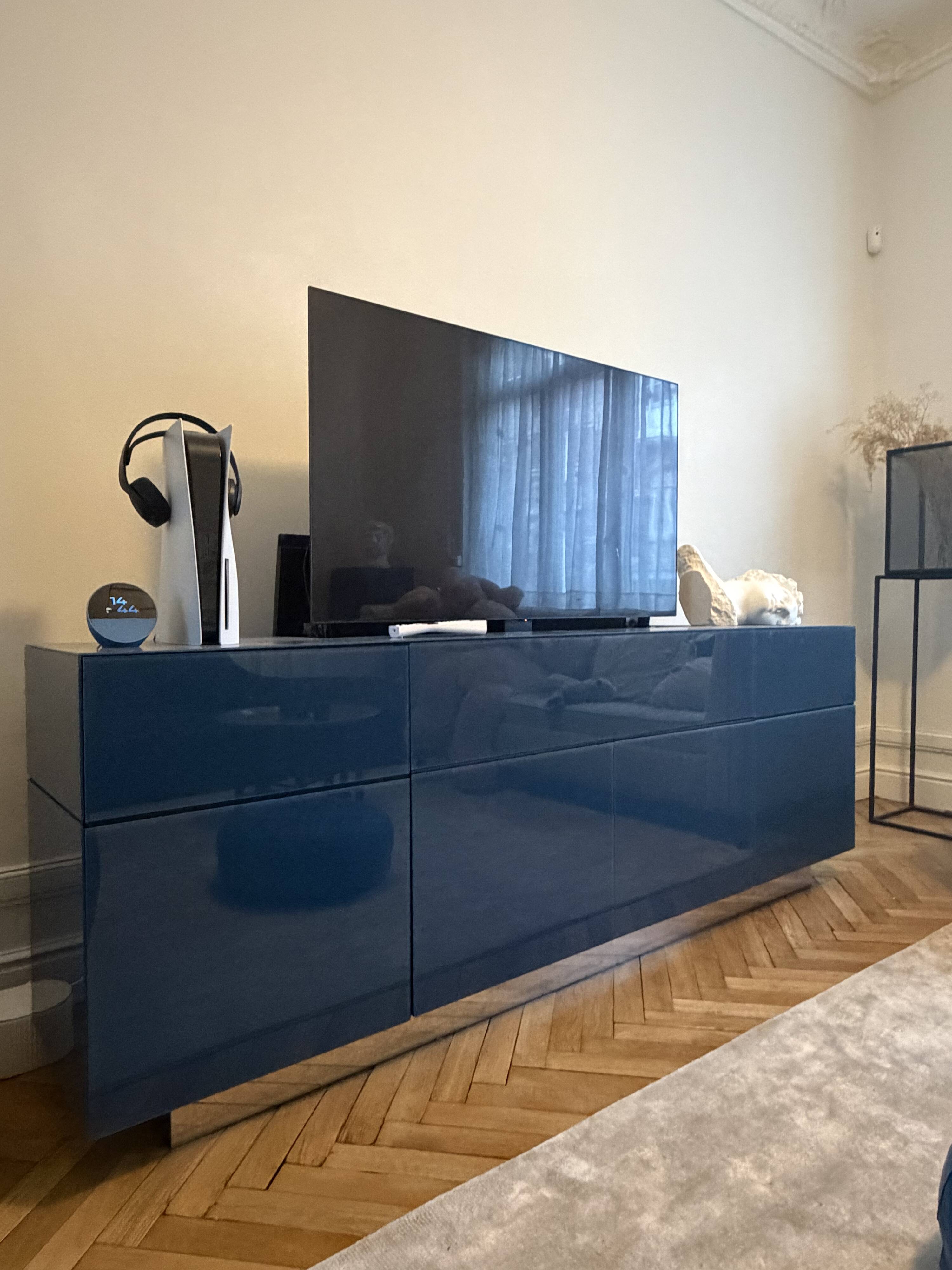 Hide-and-seek TV unit Roche Bobois