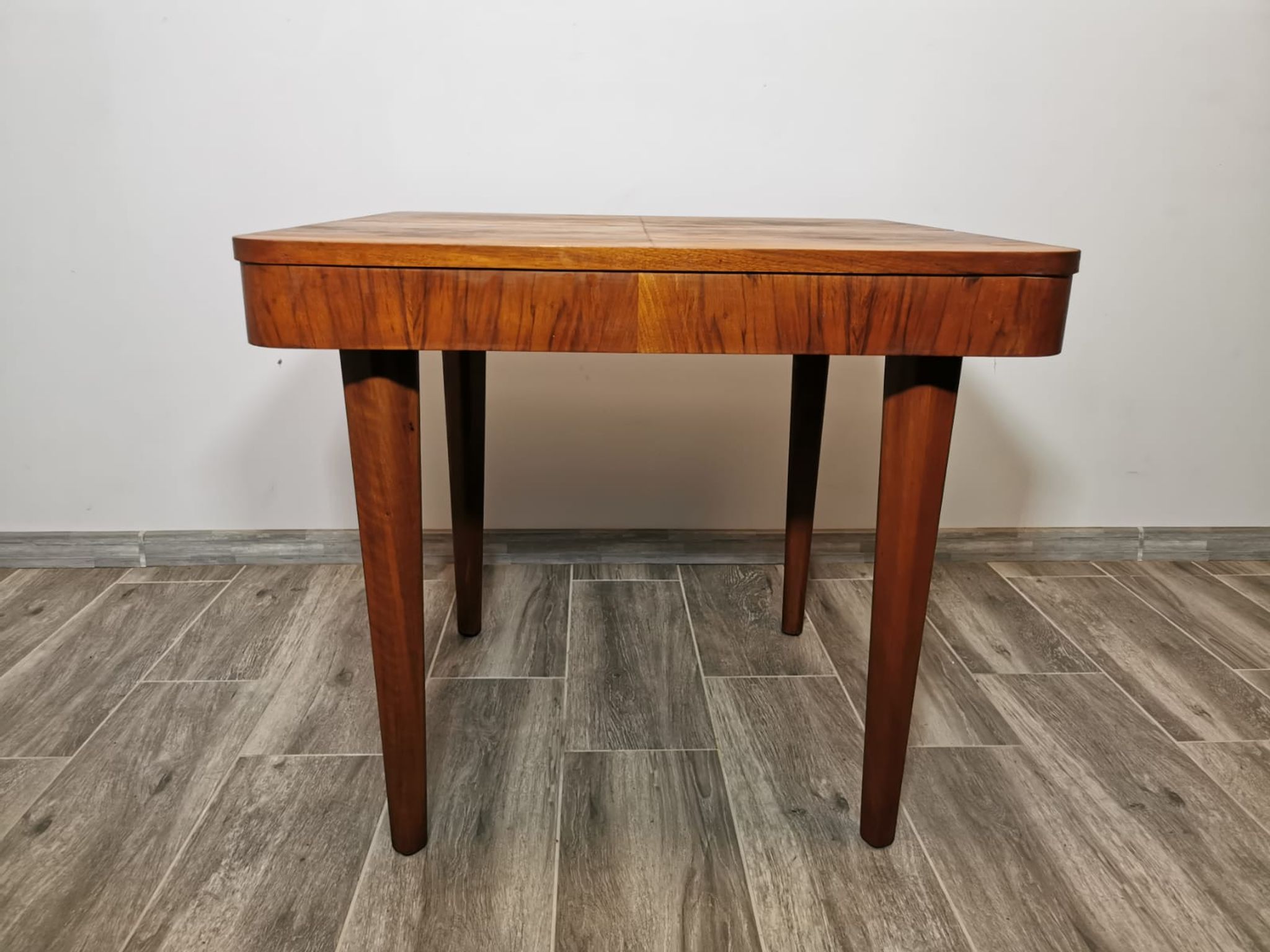 Table à manger par Jindrich Halabala
