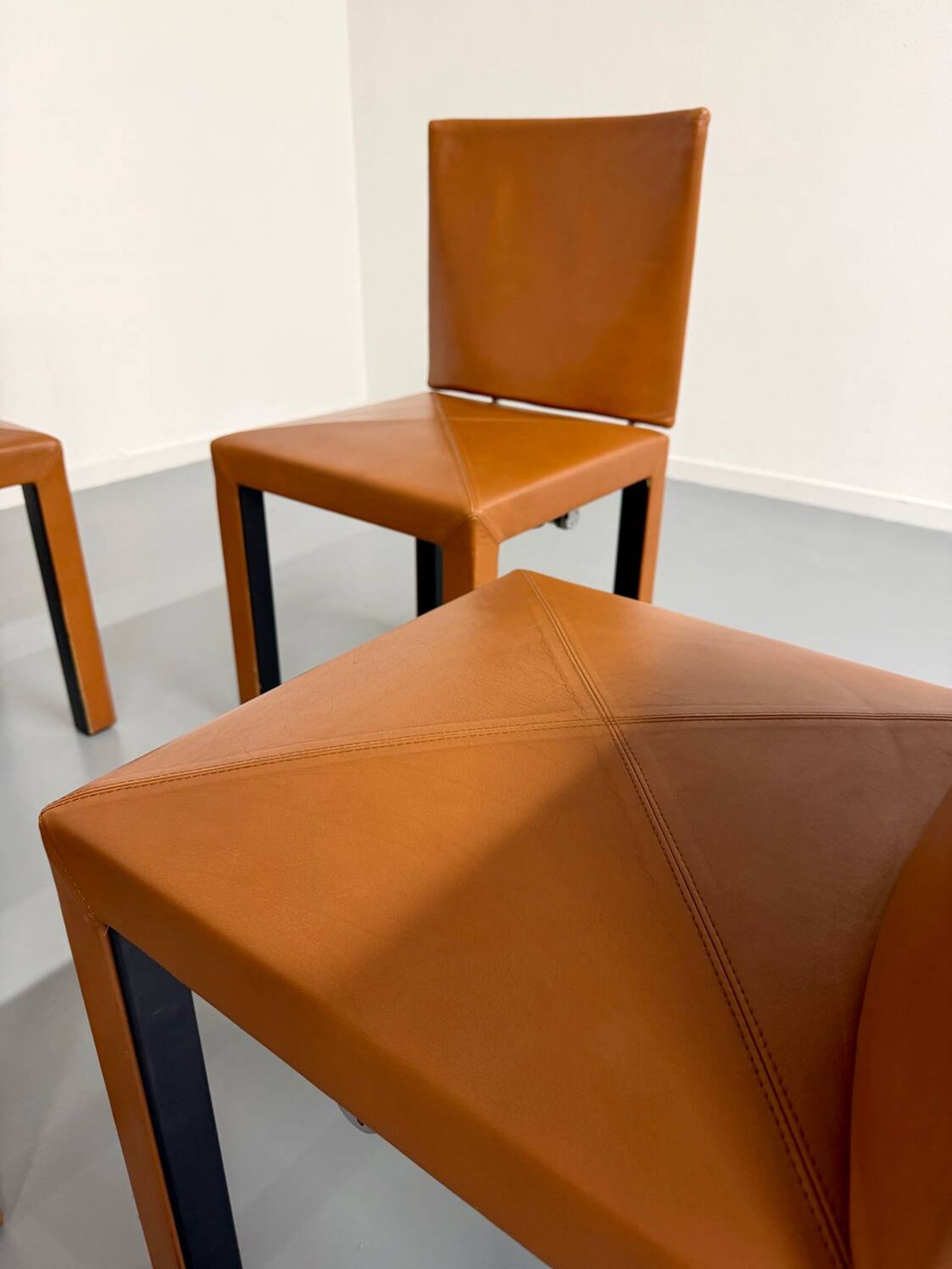 4 camel leather chairs, postmodern design by Paolo Piva for B&B Italia Arcadia.