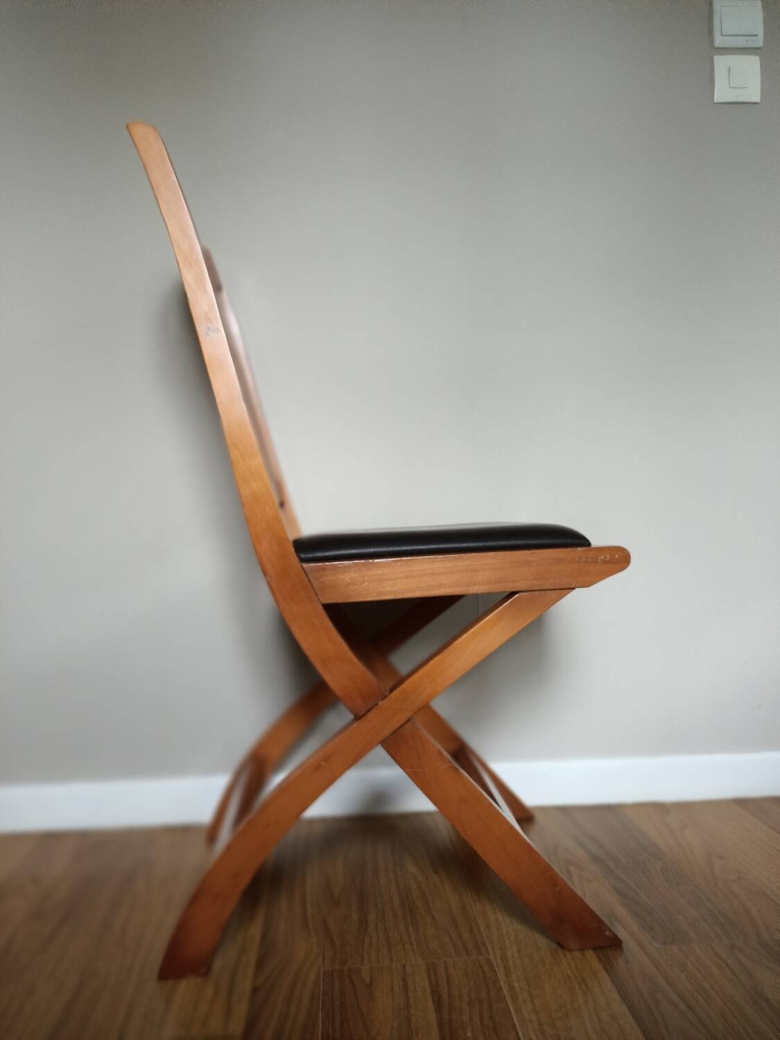 Set of 4 wood and leather chairs