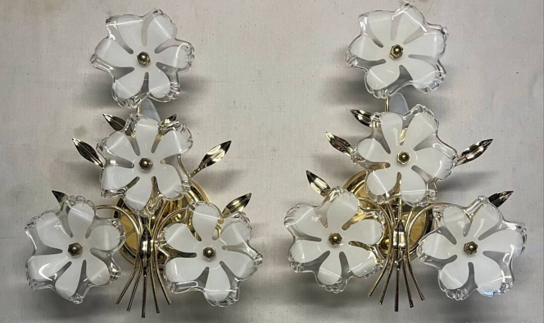 Pair of Italian floral wall lights in opaline glass, Murano style.