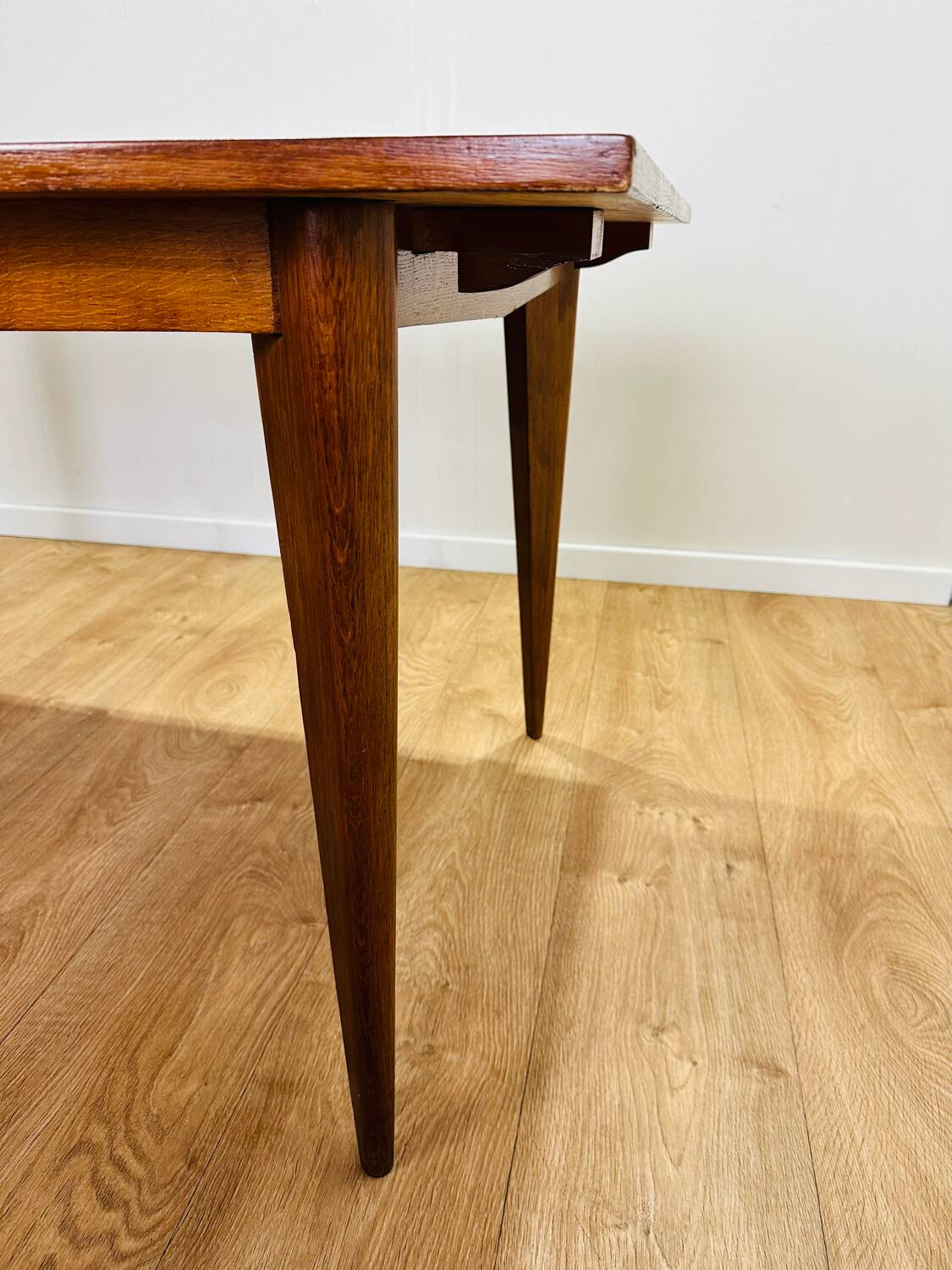 Extendable wooden table