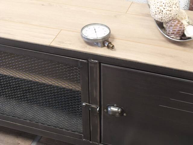 Custom-made industrial TV unit – Micheli Design