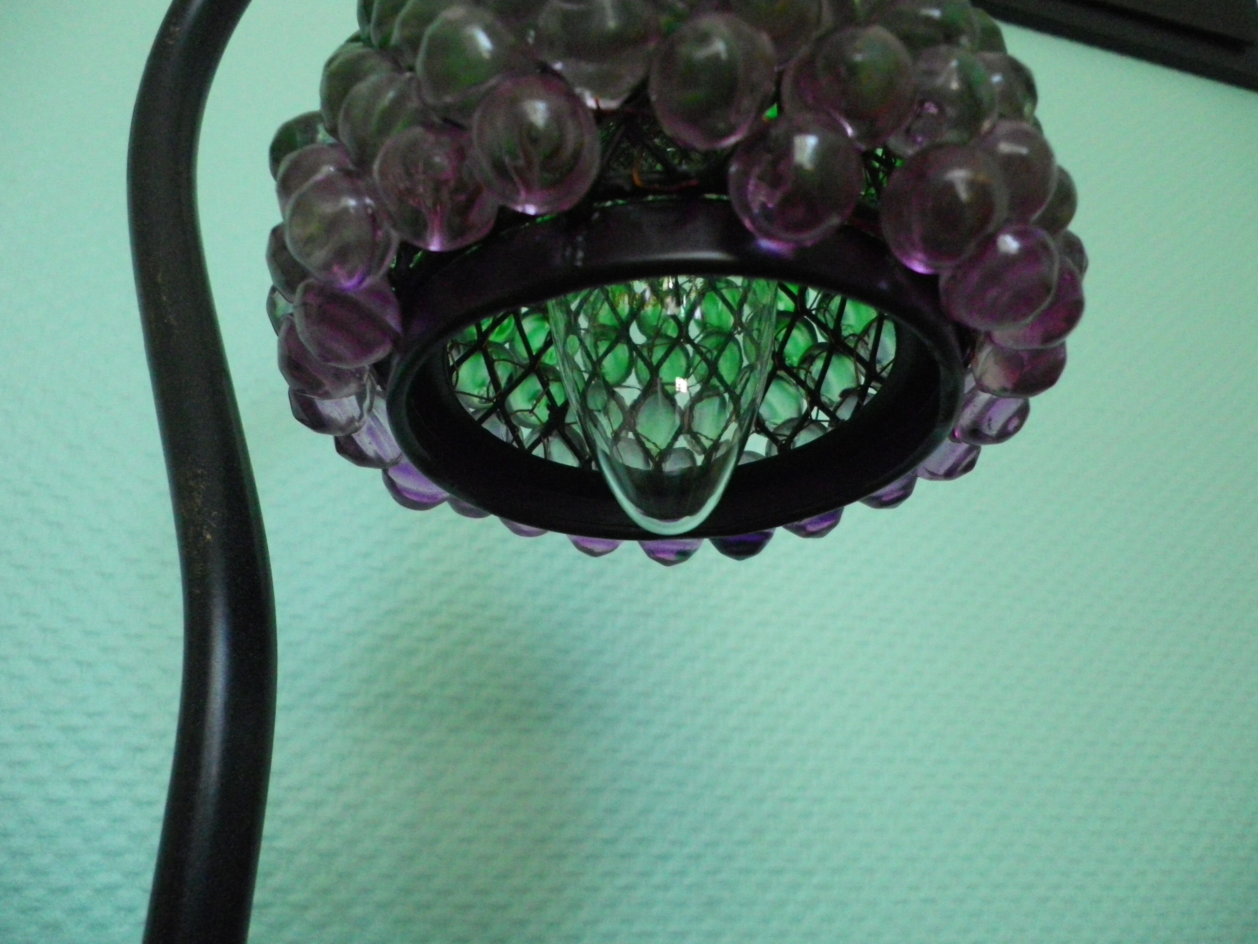 Lampe à poser, pied en fonte et abat jour en perles années 60
