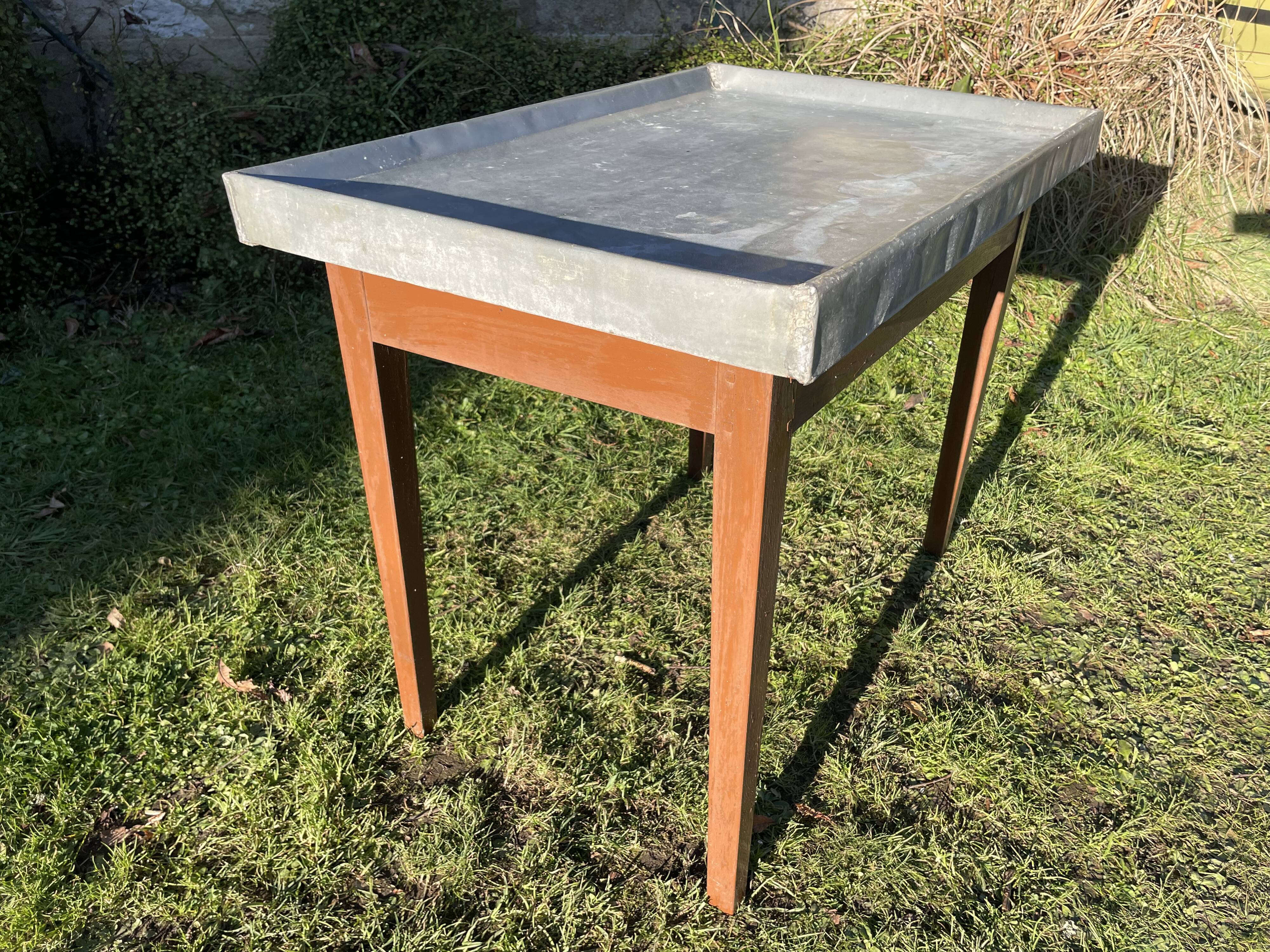 Desserte ou table de rempotage