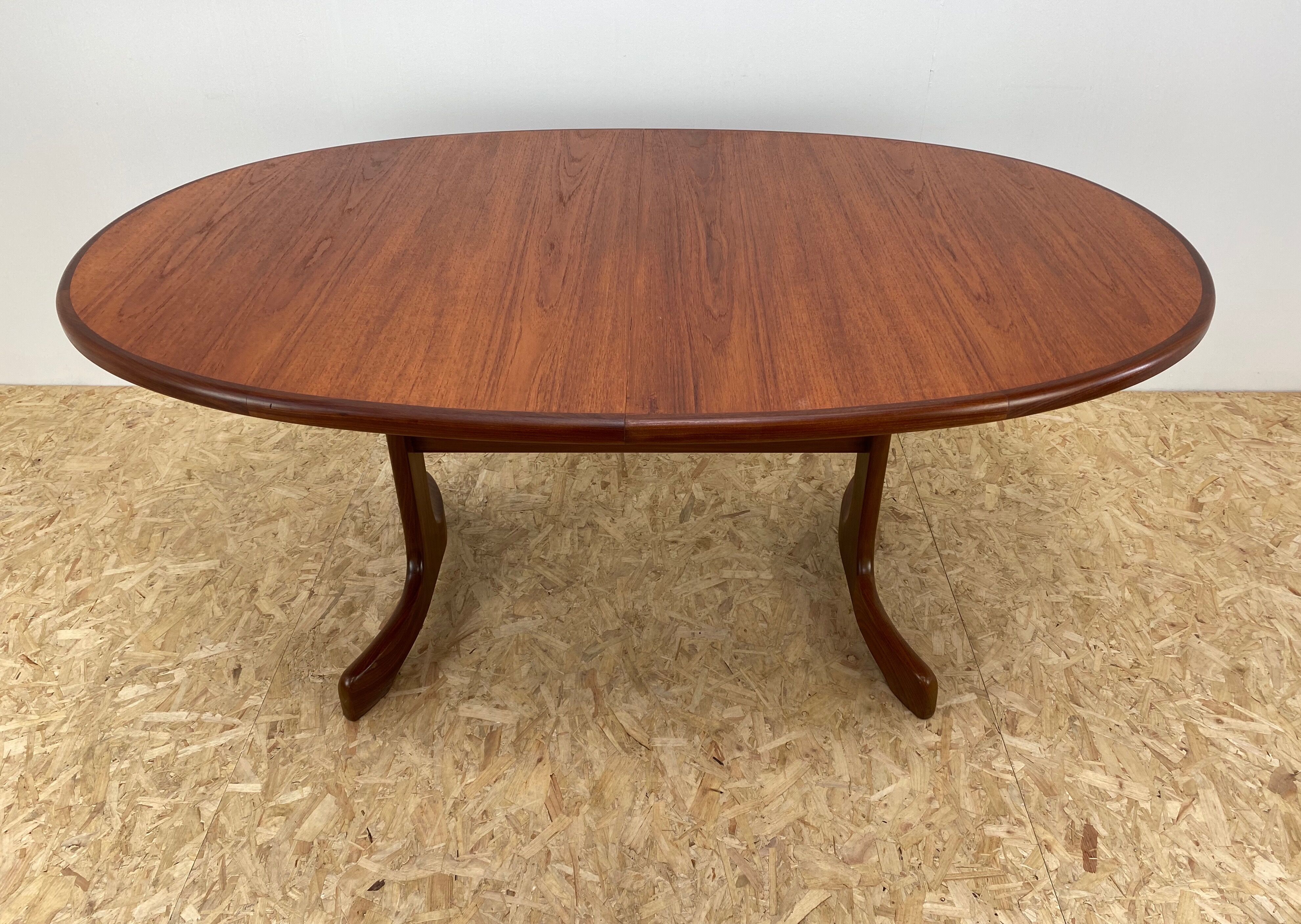 Mid century dining oval table by V.b.  Wilkins for Gplan