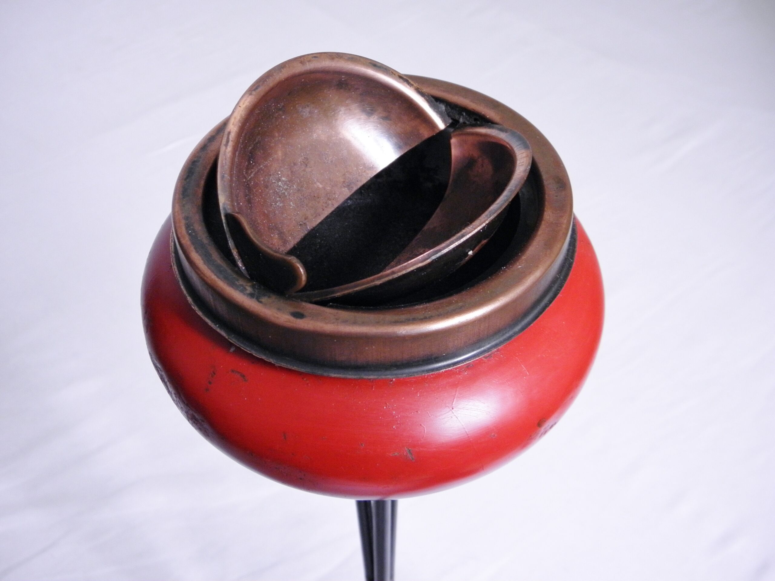 Tripod ashtray 1950