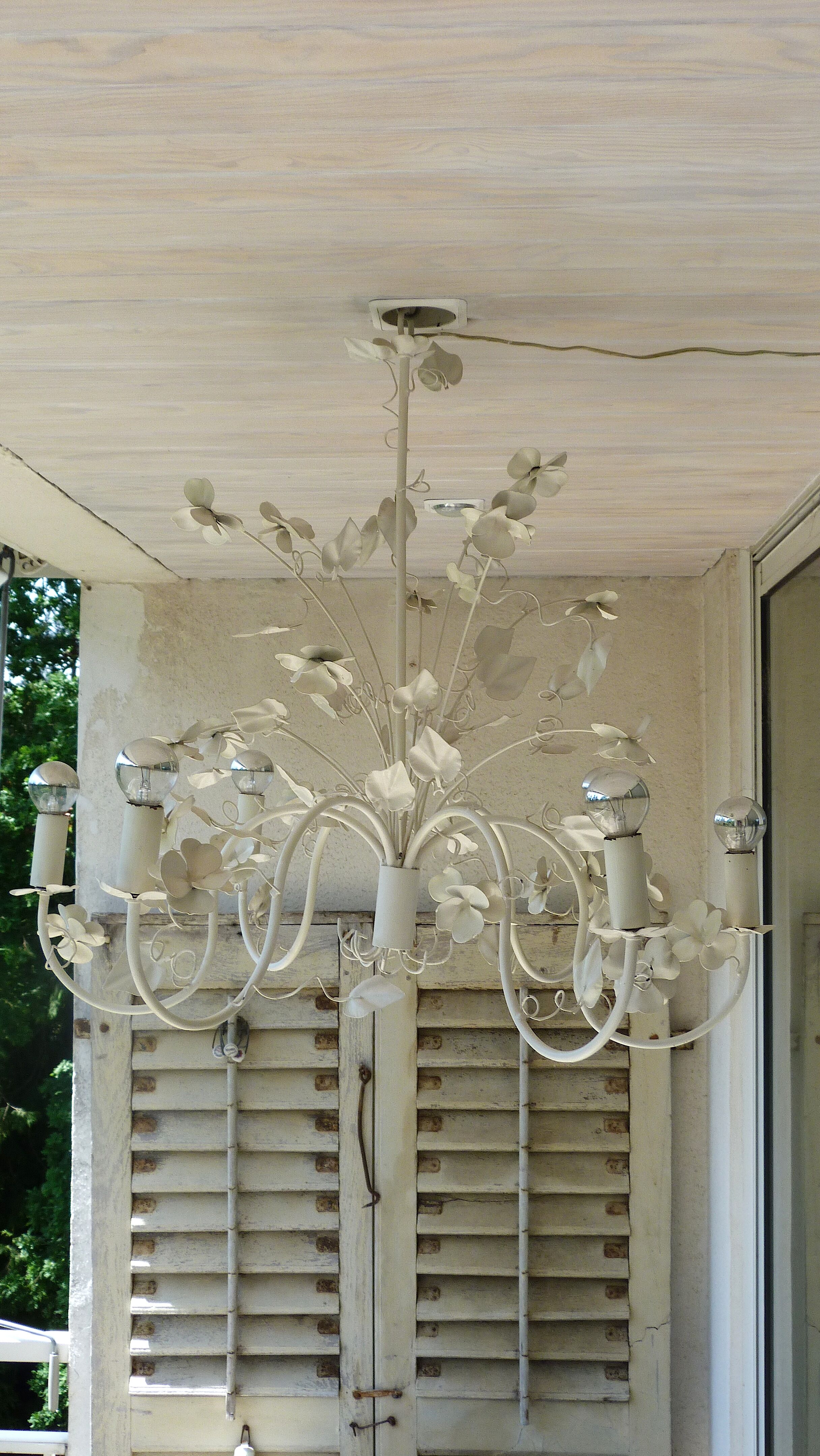 Vintage chandelier in painted metal decoration foliage and flowers