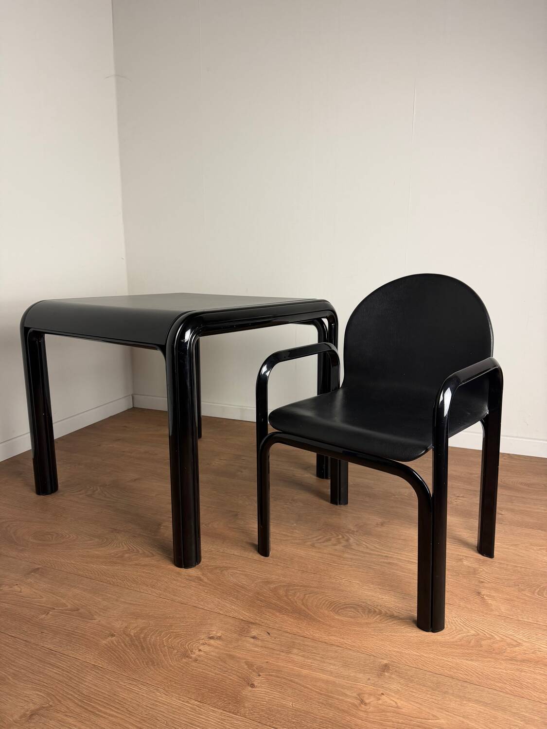 Knoll Orsay set – table & 4 chairs – black lacquered steel & faux leather