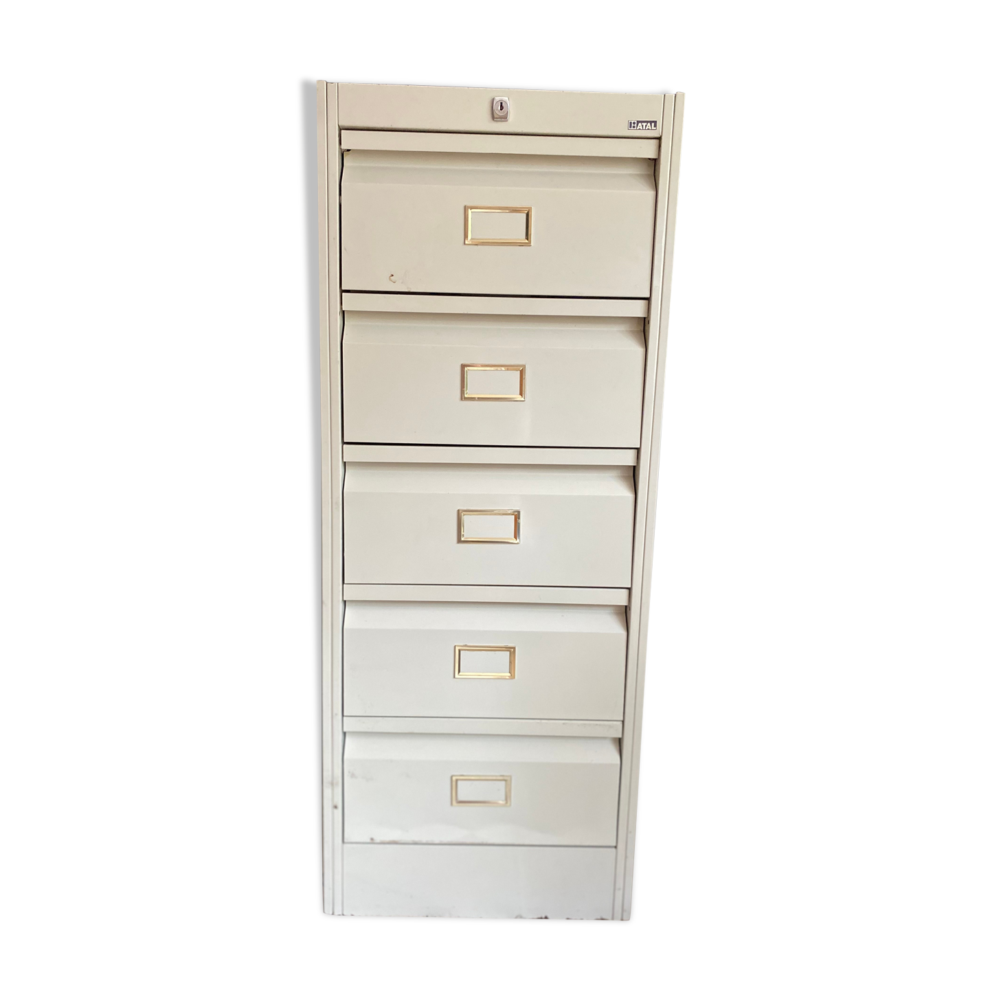 Metal piece of furniture with valves