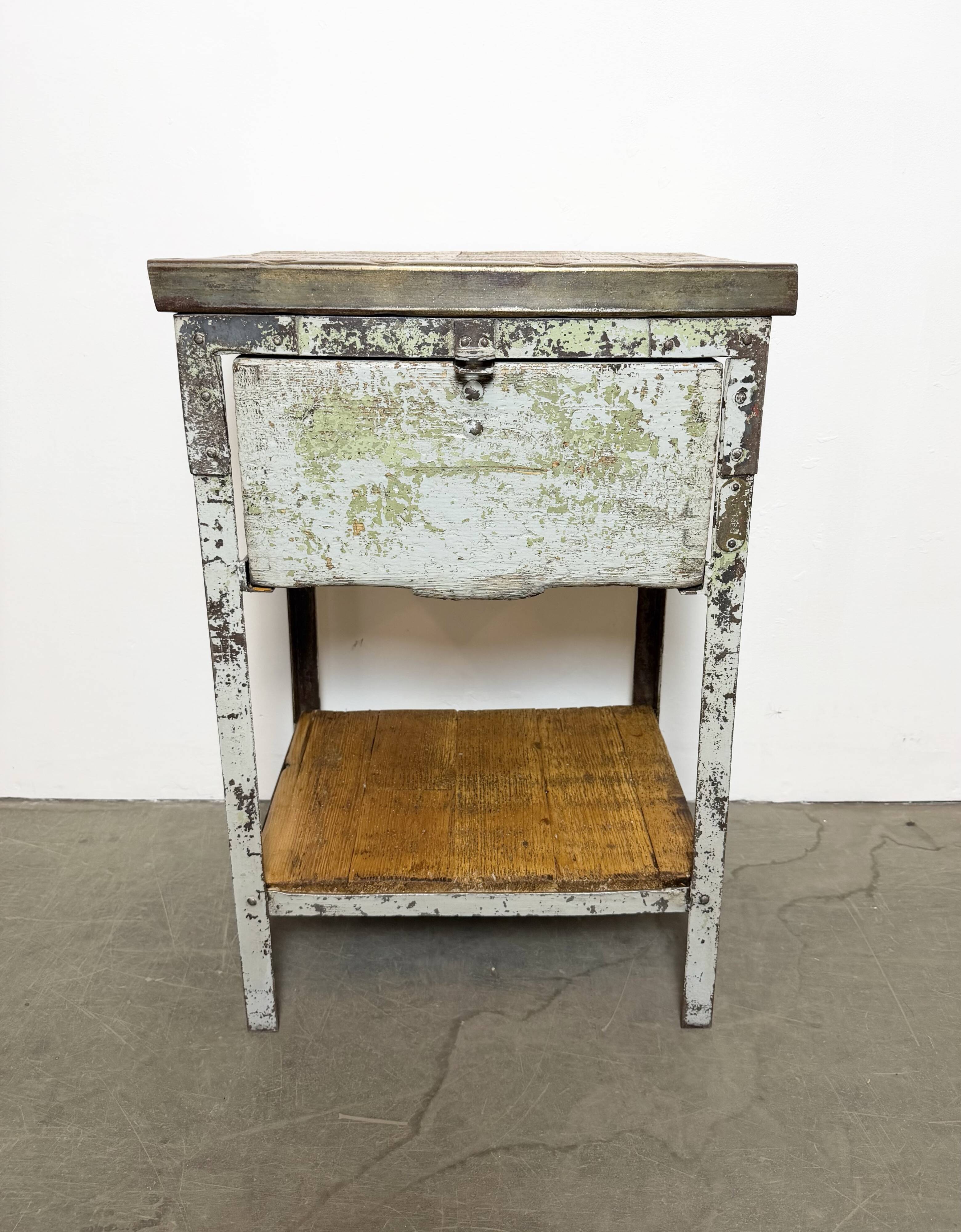 Commode en fer industriel gris, années 1950