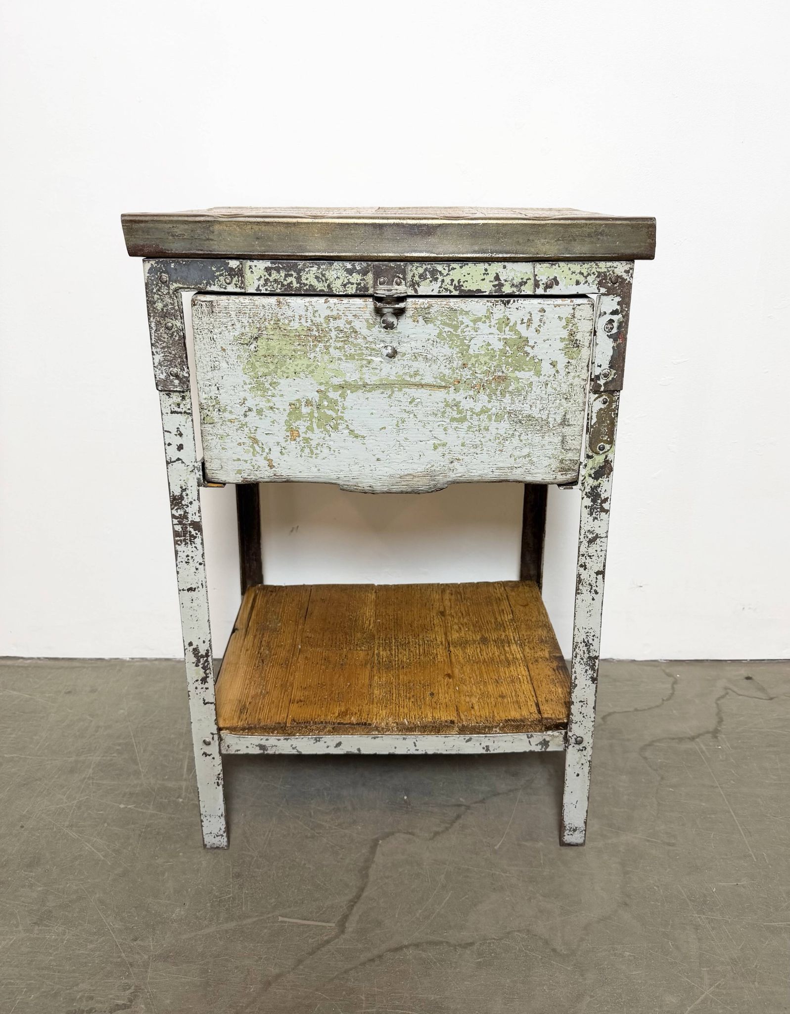 Commode en fer industriel gris, années 1950