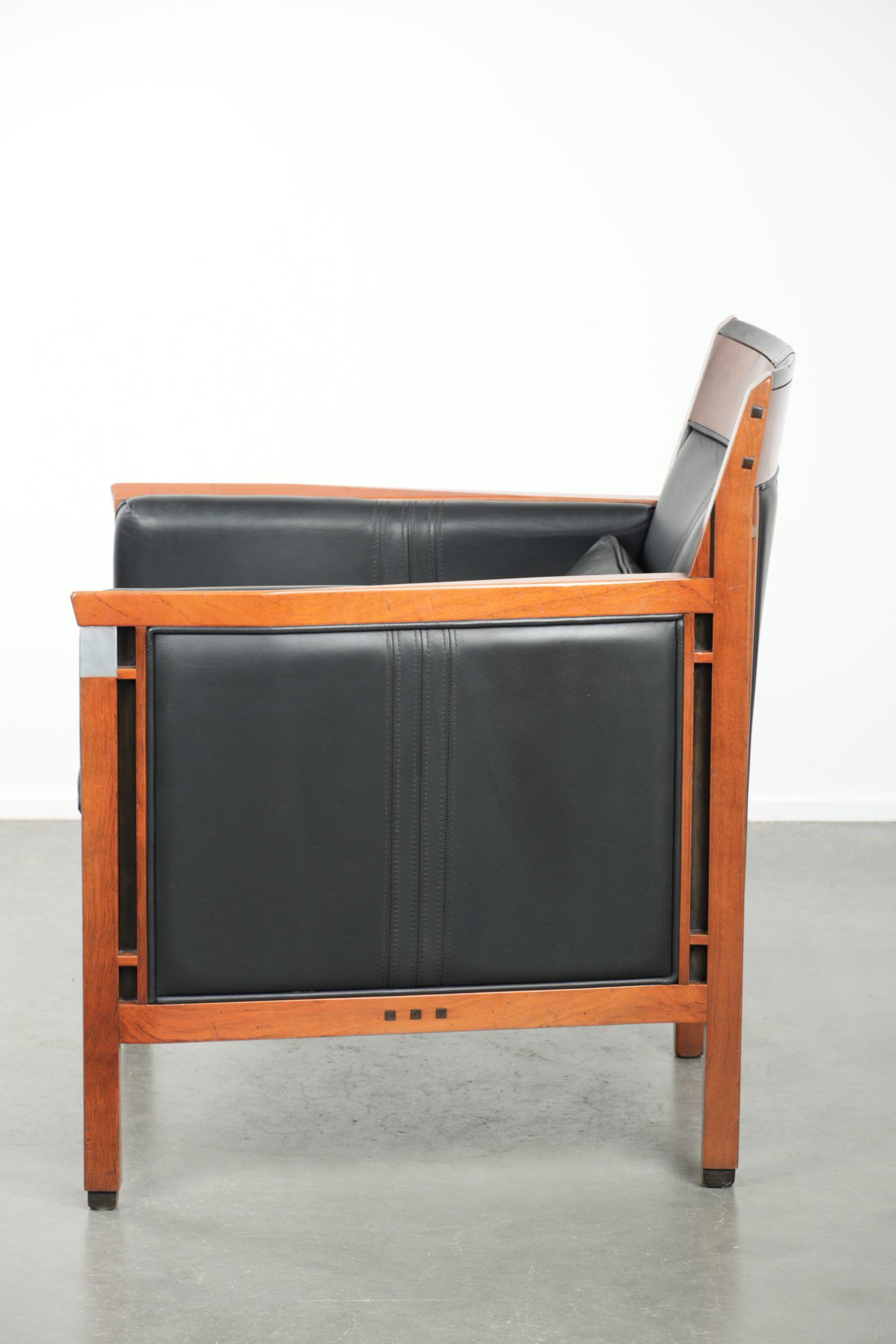 Fauteuil en cuir noir de style Art Déco en bon état.