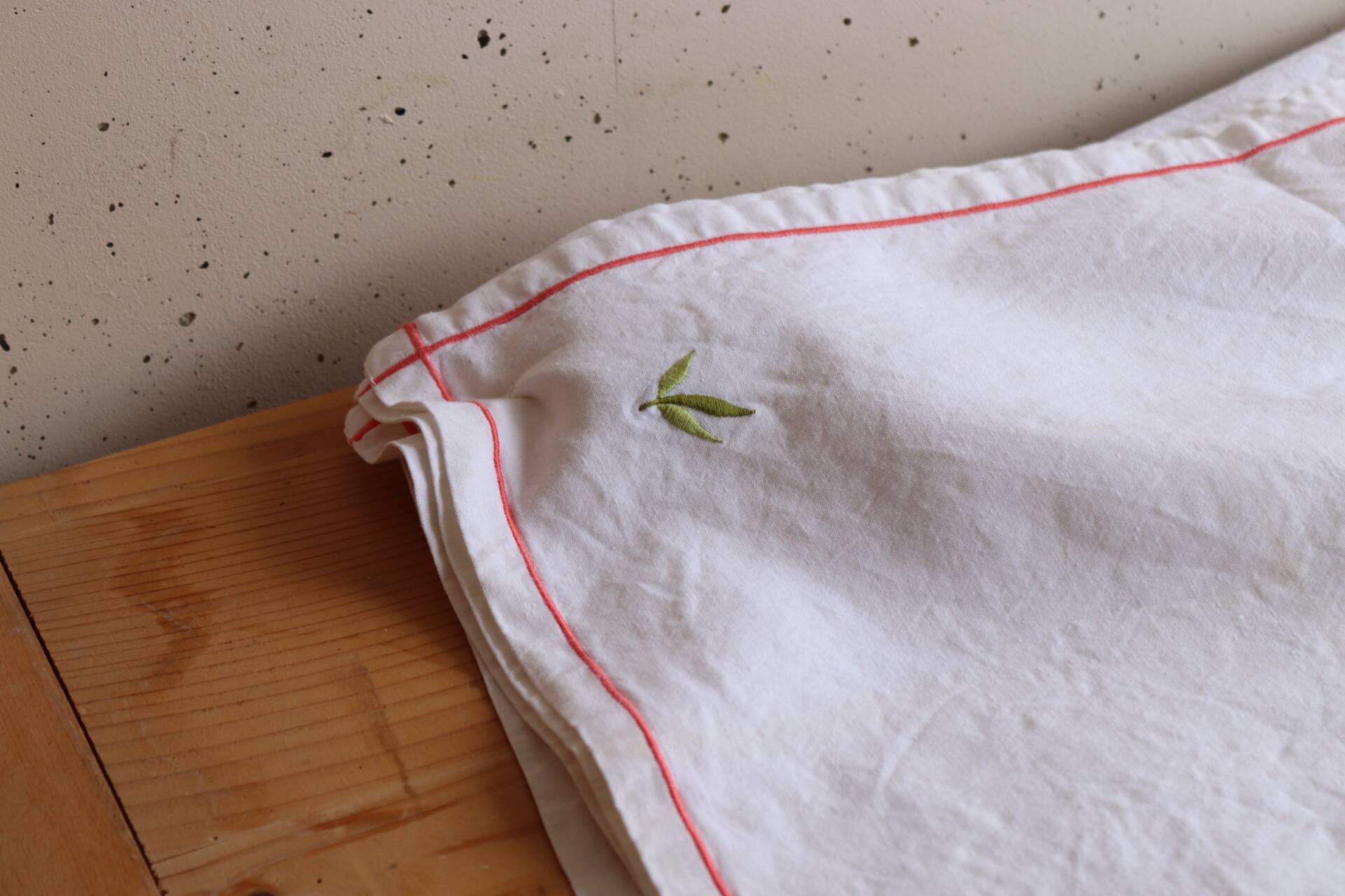 Set of 6 vintage embroidered table napkins with leaves.