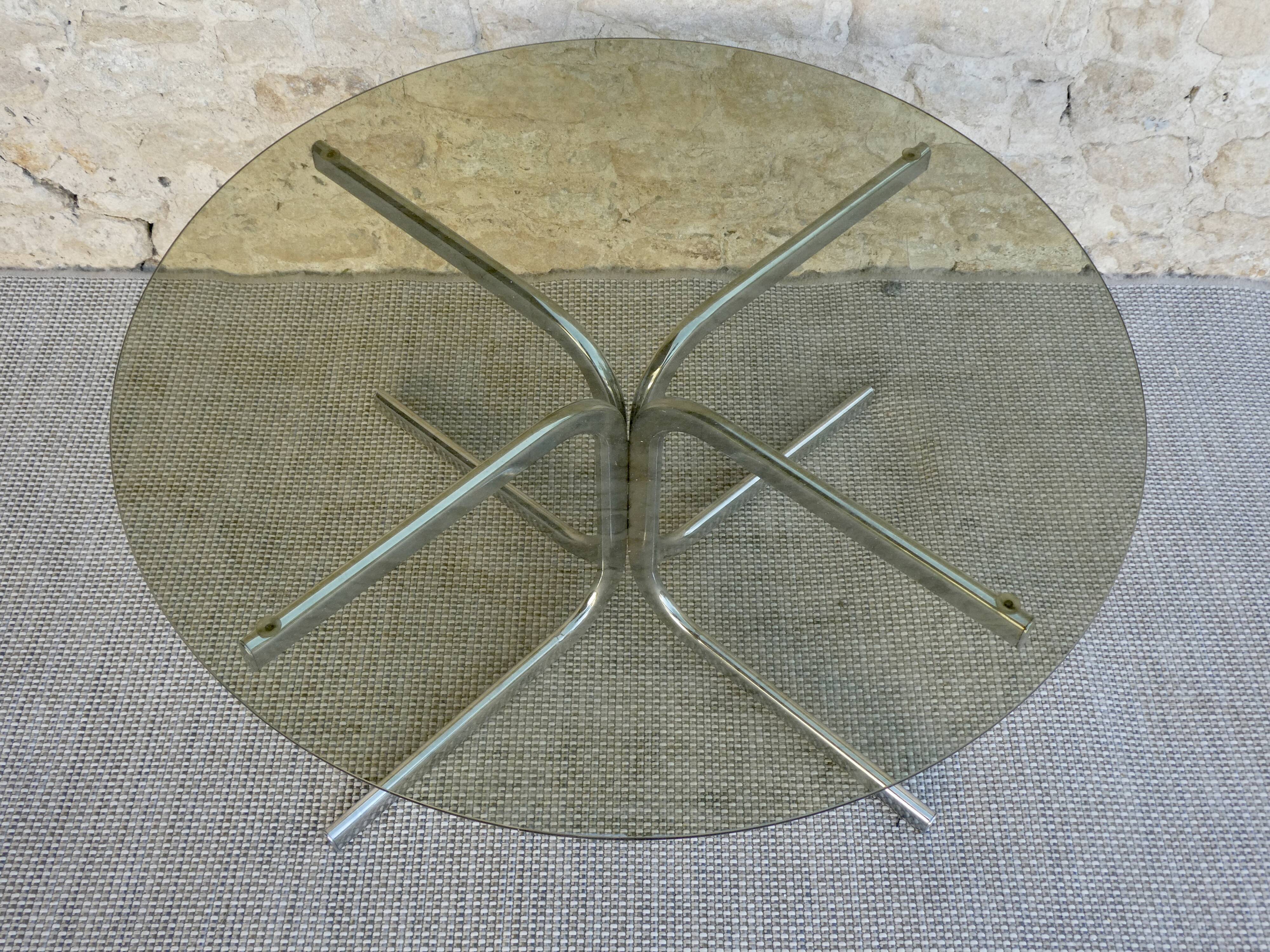 Table basse ronde en métal chromé et verre fumé