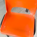 Chaise d'écolier orange