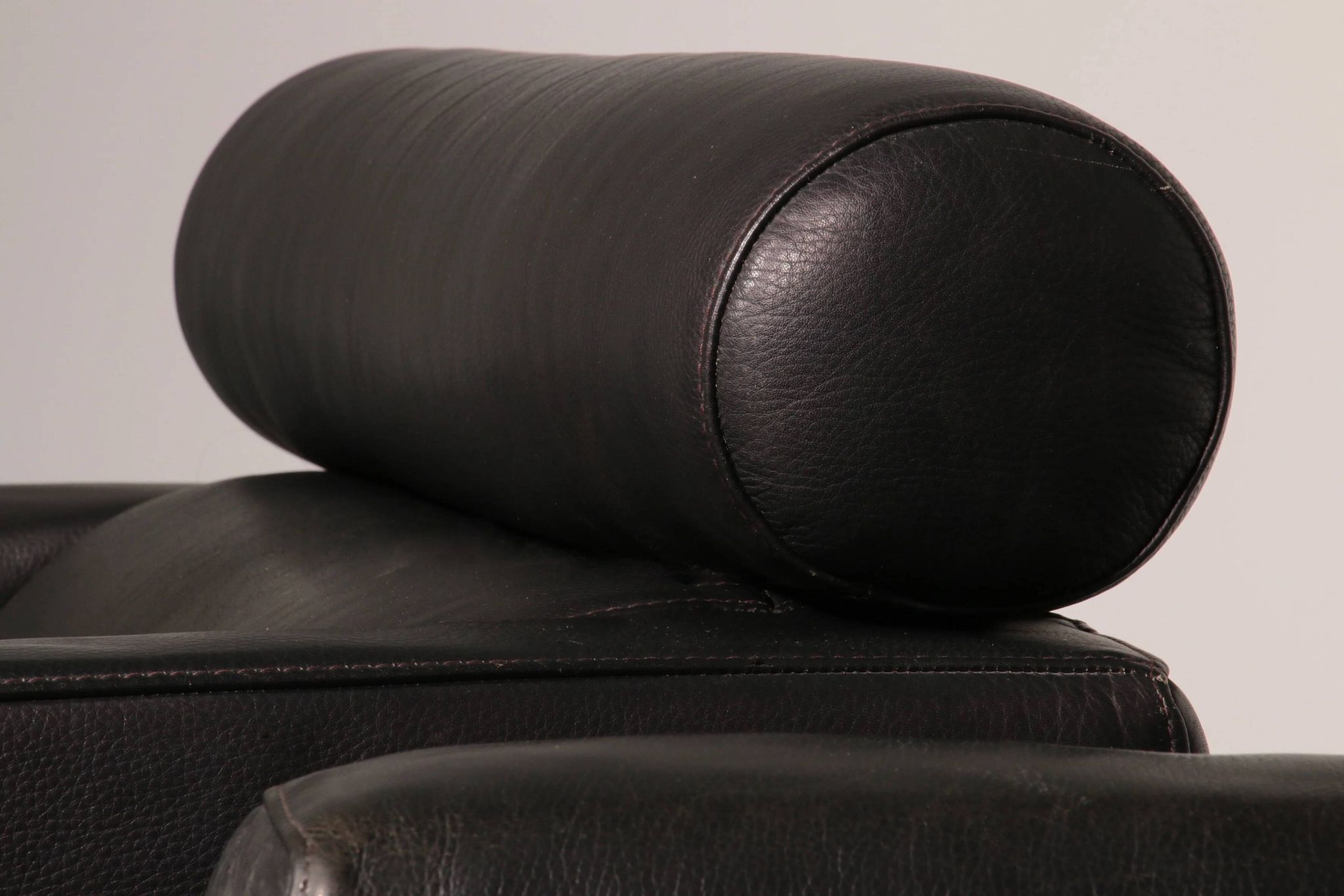 Italian modern leather swivel lounge chair steel by Natuzzi, Italy 1970