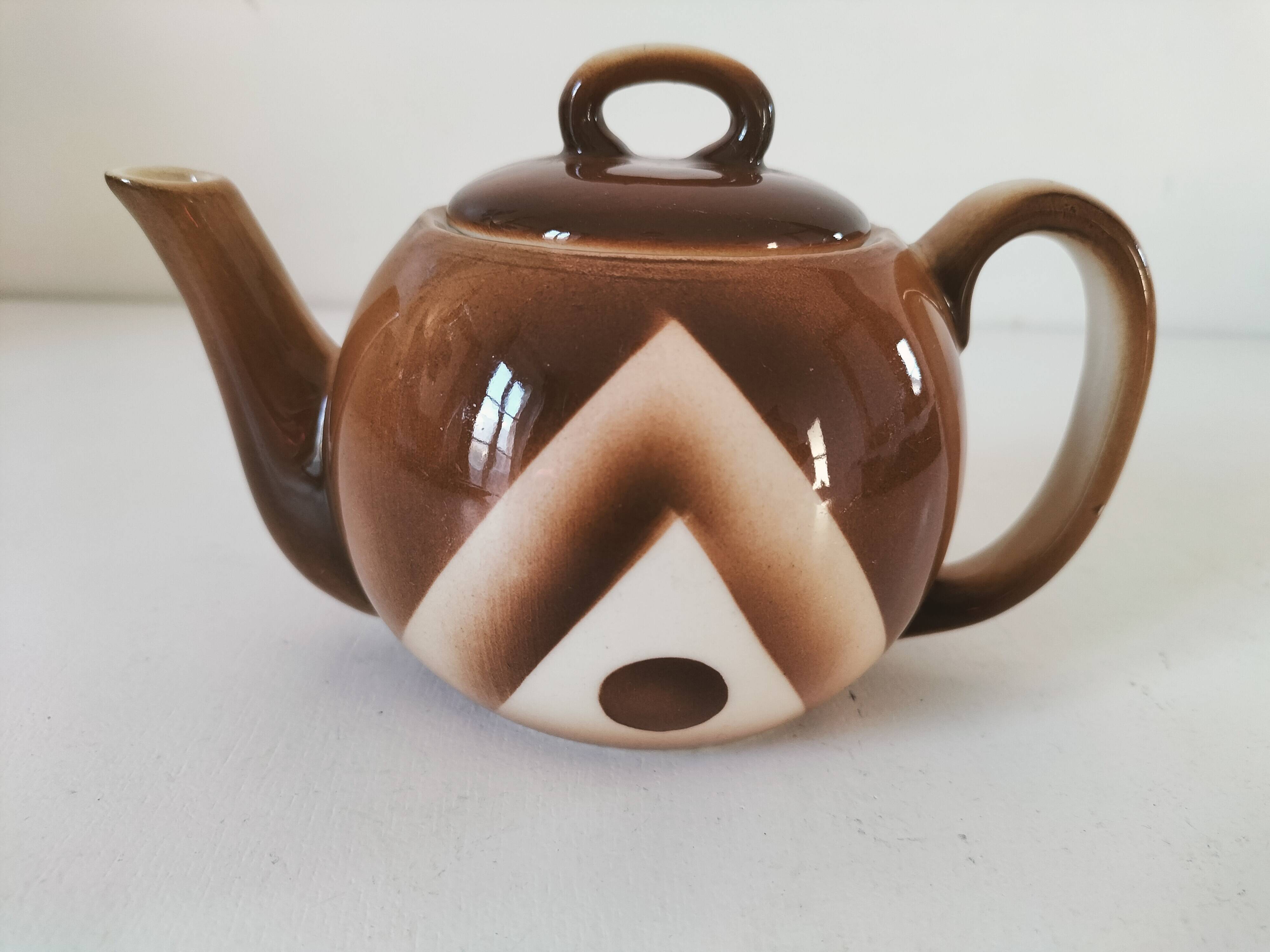 Small graphic selfish teapot in gradient brown – 70s