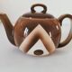 Small graphic selfish teapot in gradient brown – 70s