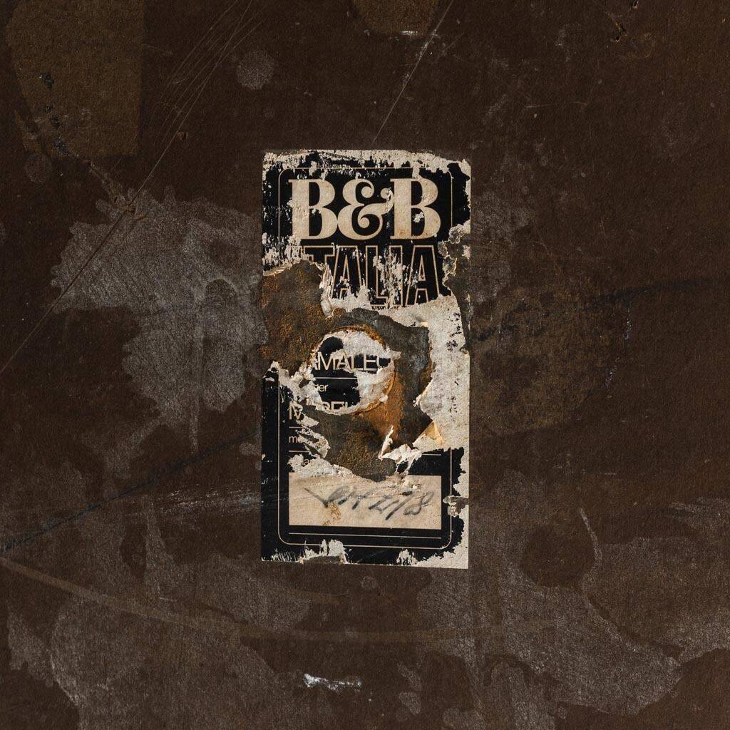 Camaleonda armchair in white cotton: retro-modern style from the 70s.