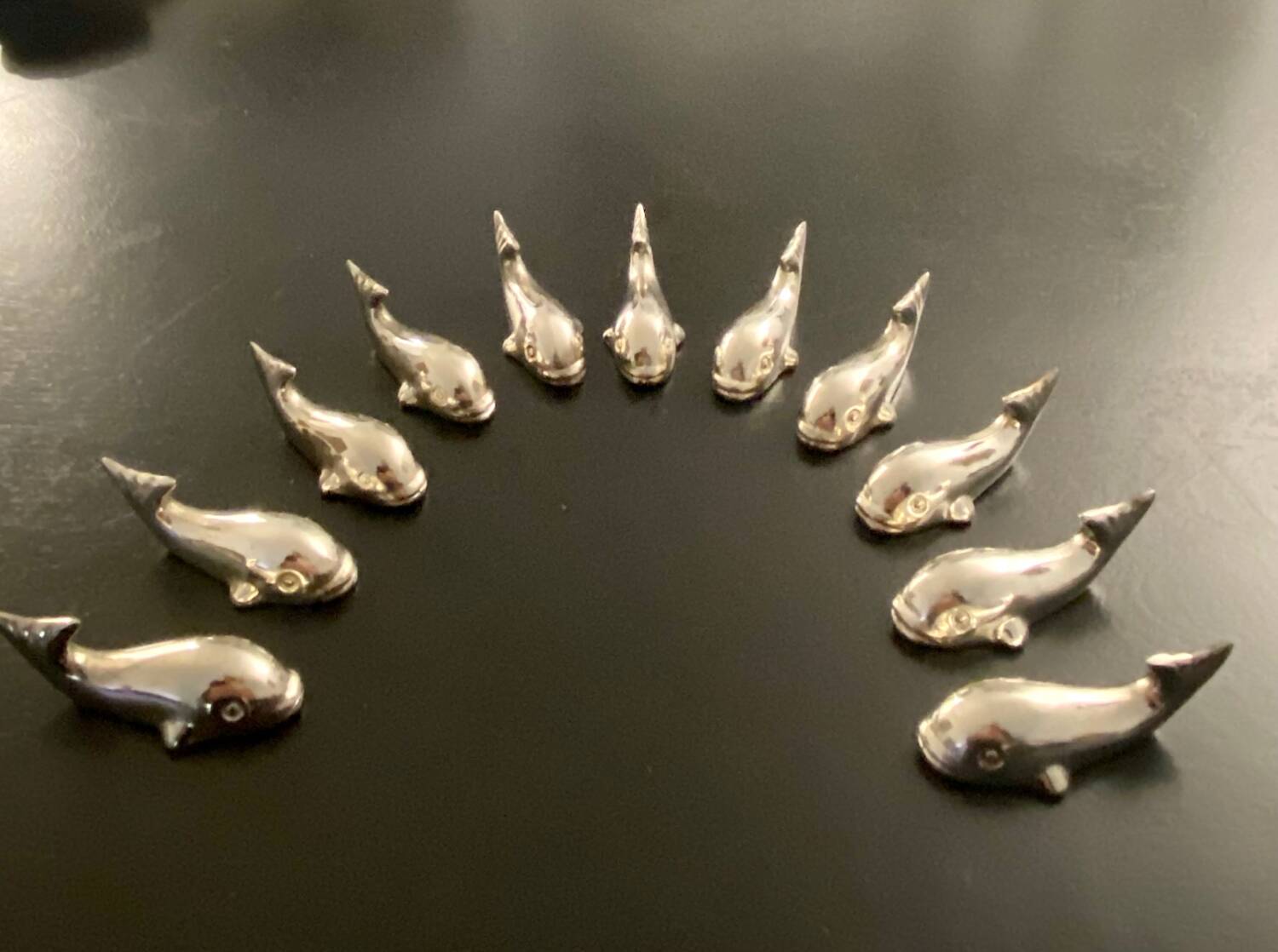 11 whale-shaped metal knife holders