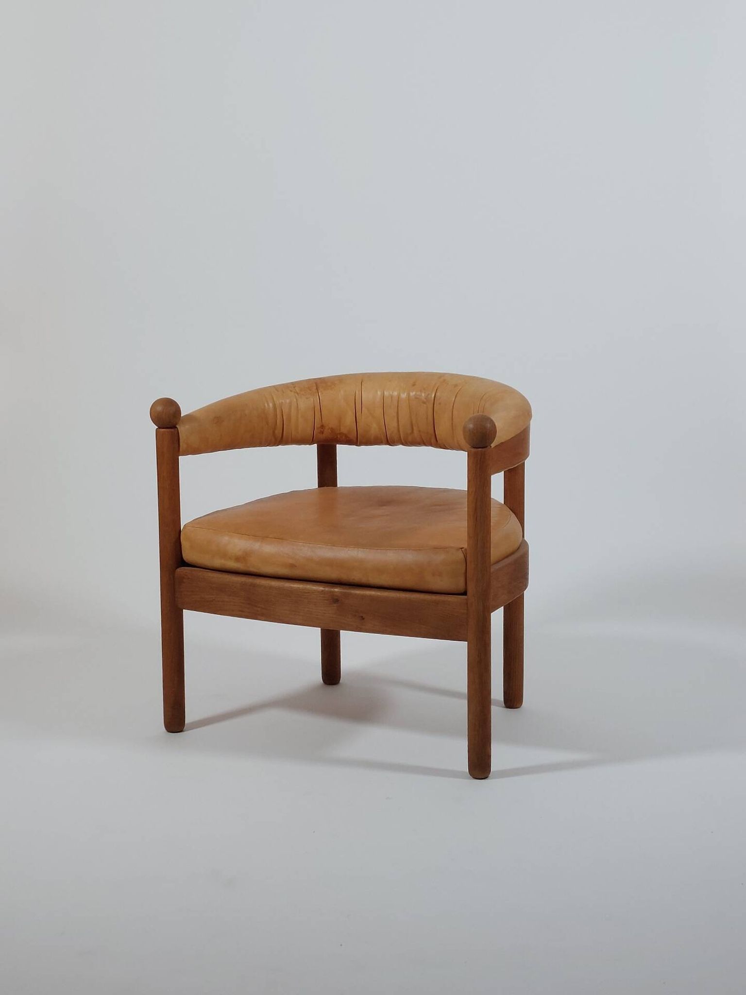 Chaise de trône en bois vintage, fauteuil en cuir cognac.
