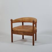 Chaise de trône en bois vintage, fauteuil en cuir cognac.