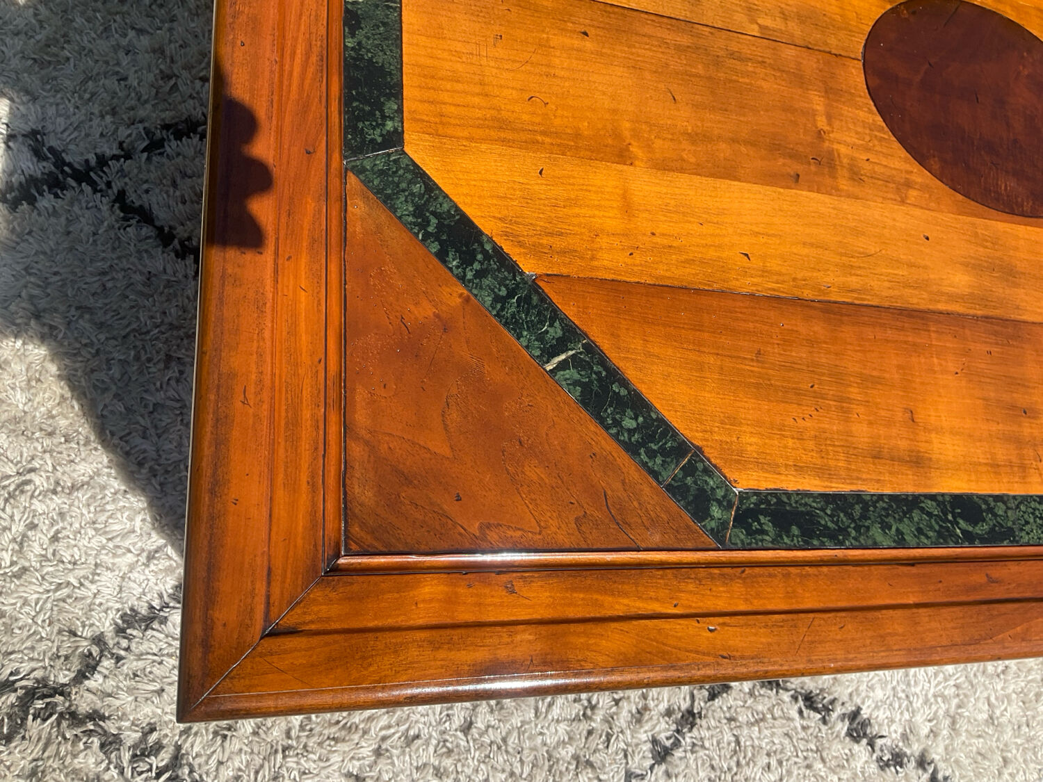 Tale basse vintage en bois massif et marqueterie de marbre