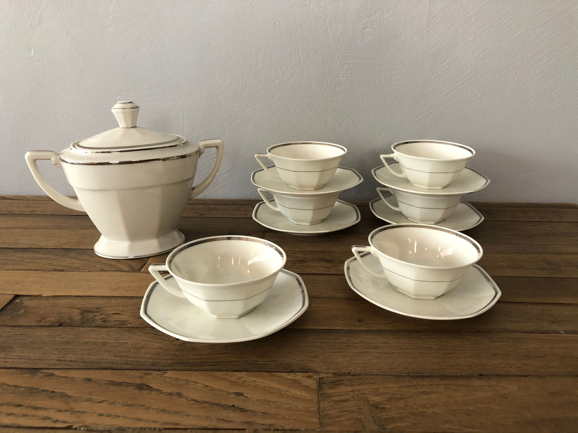 Set of 6 porcelain cups with matching sugar