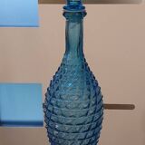 Carafe en verre d'emploi bleue