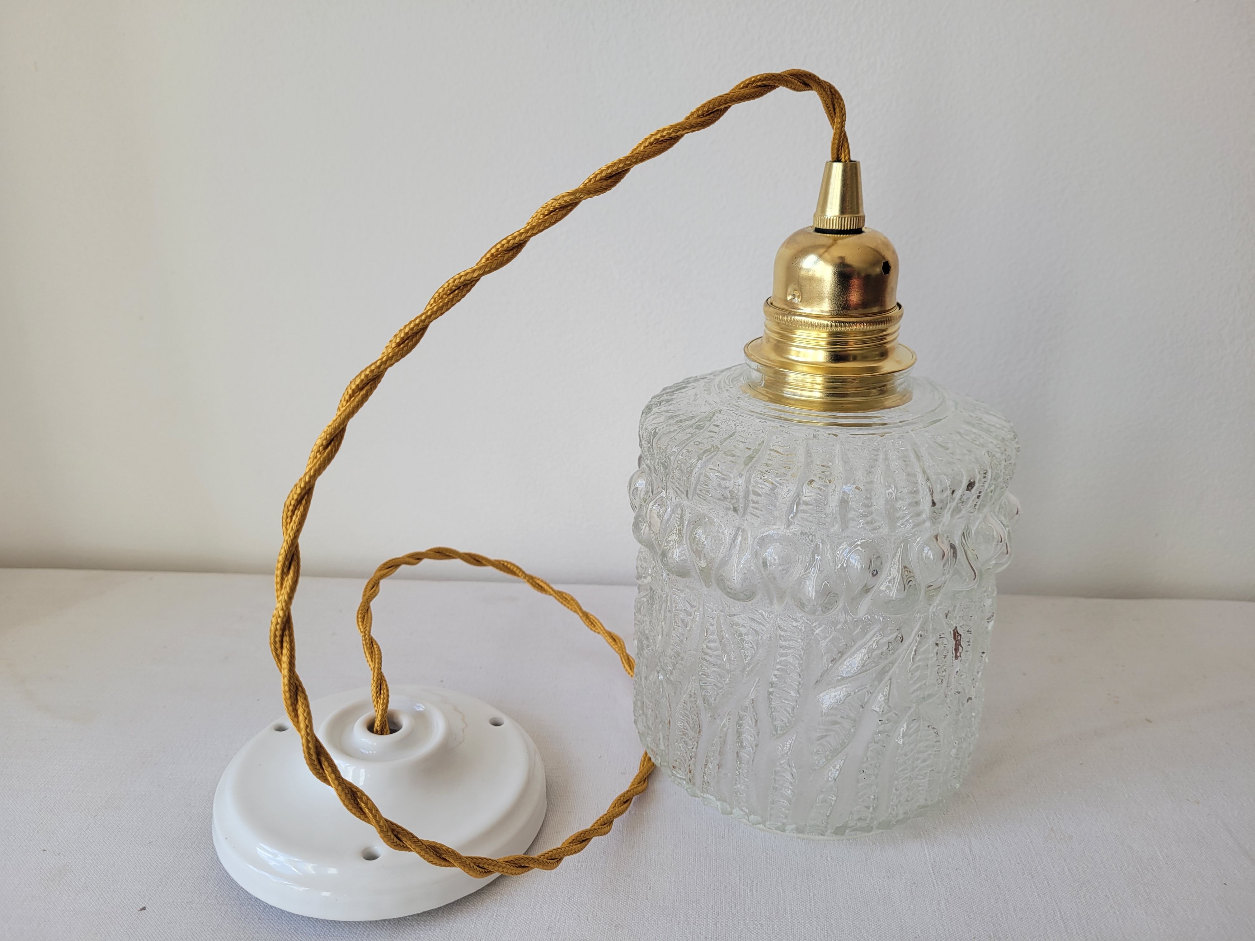 Suspension in scrambled molded glass