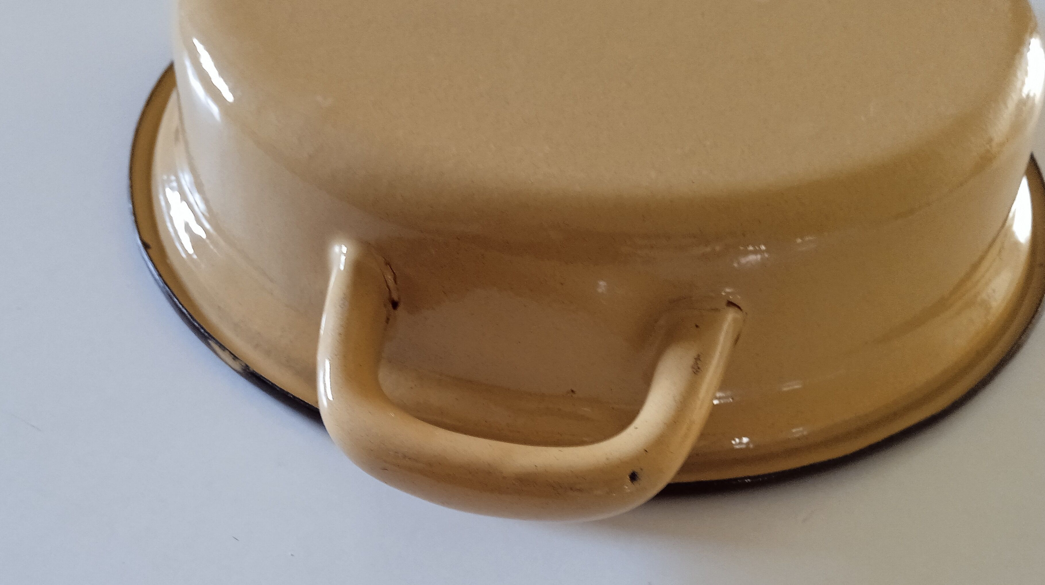 Egg dish in steel enamelled decorations Vintage