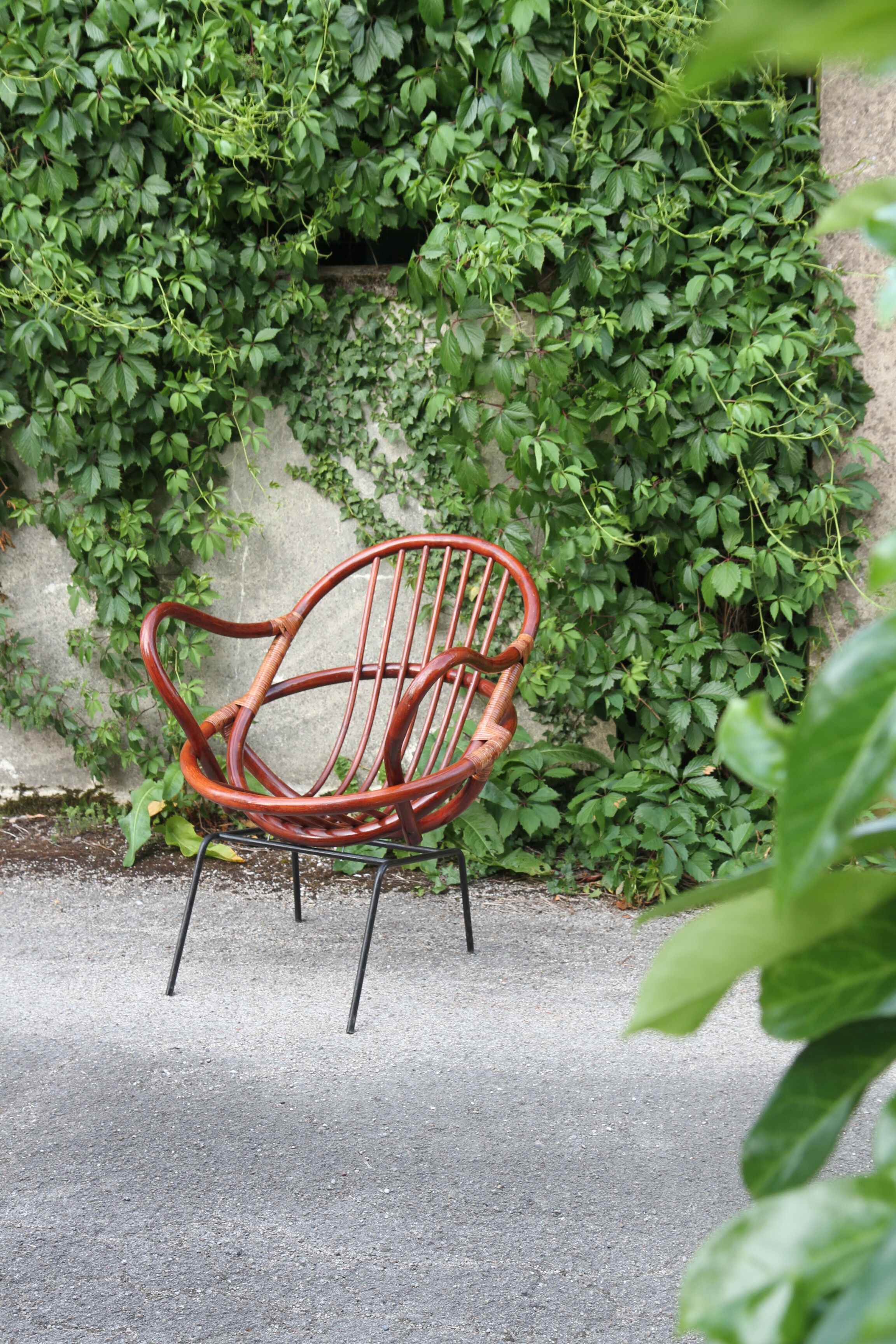 Rattan shell armchair with metal feet