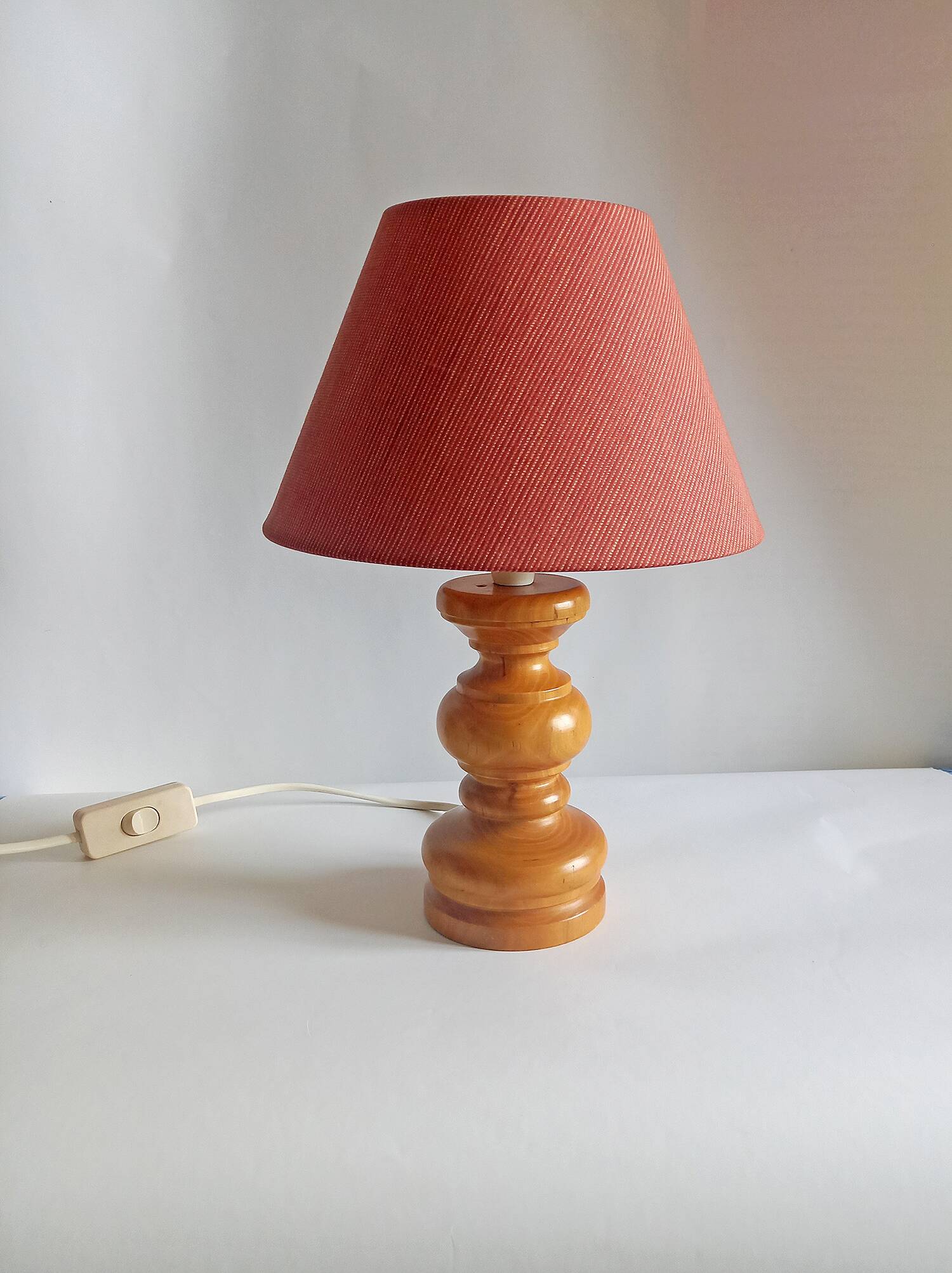 Old vintage lamp in turned wood 60s/70s fabric lampshade