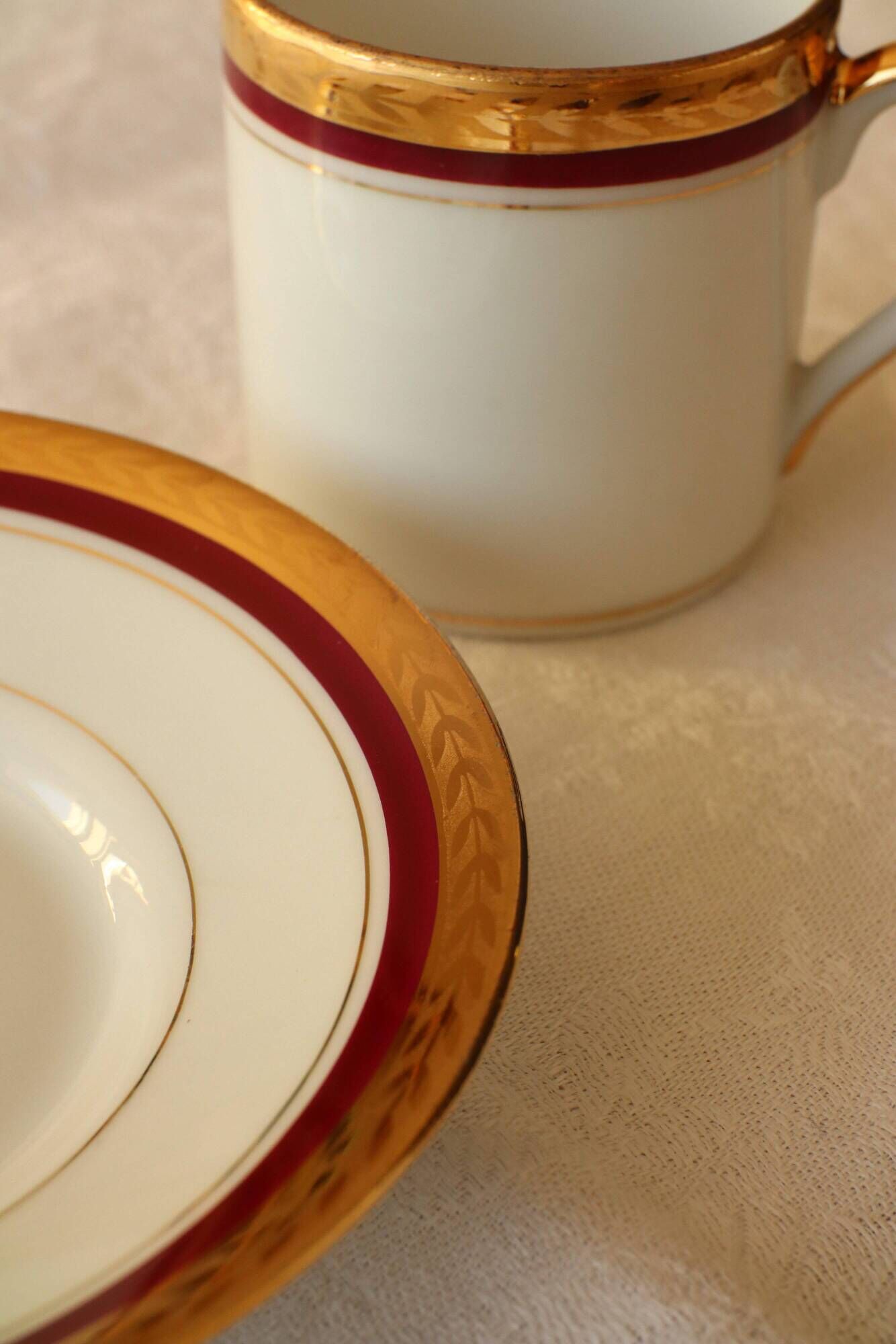 6 coffee cups + saucers in Gien porcelain – Empire style, gold trim