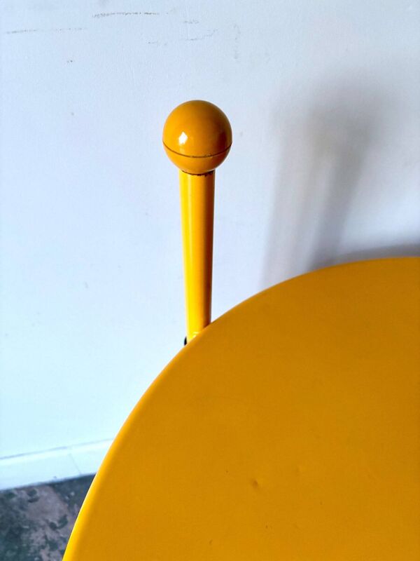 Table basse, desserte tripode en métal jaune par Tord Bjorklund pour Ikea, vers 1980