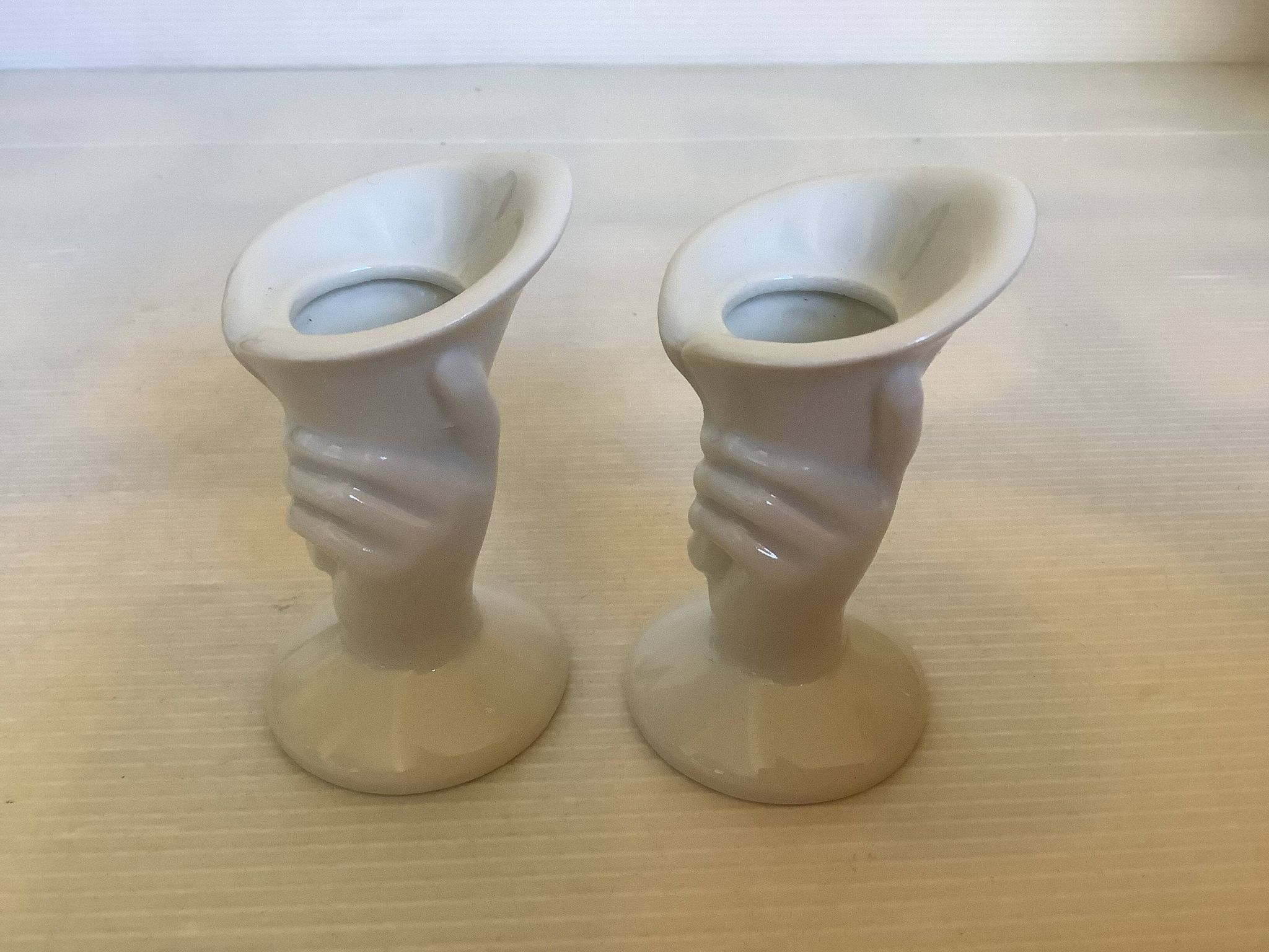 Paire de petits vases bougeoirs mains