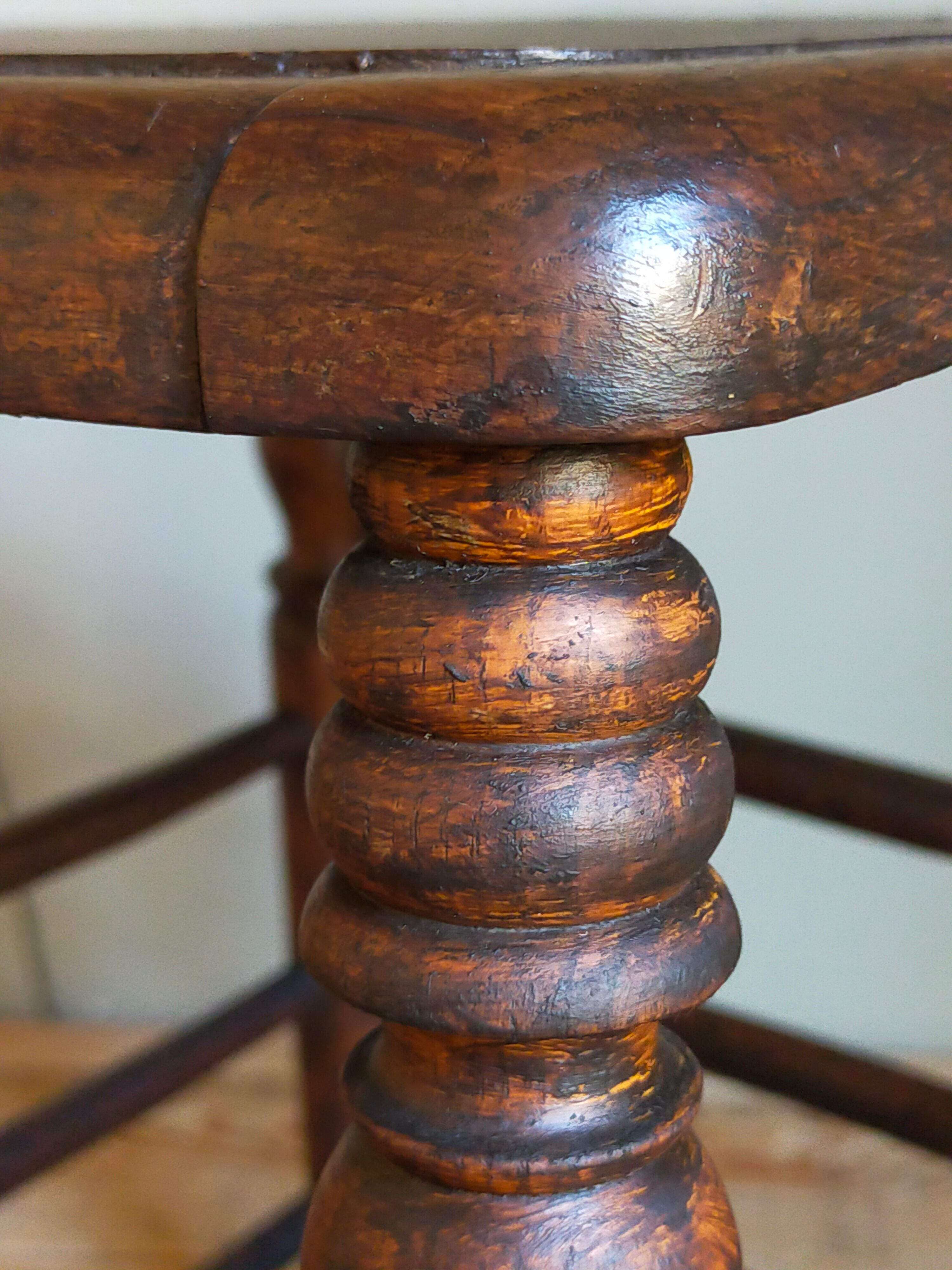 Stool in turned solid wood