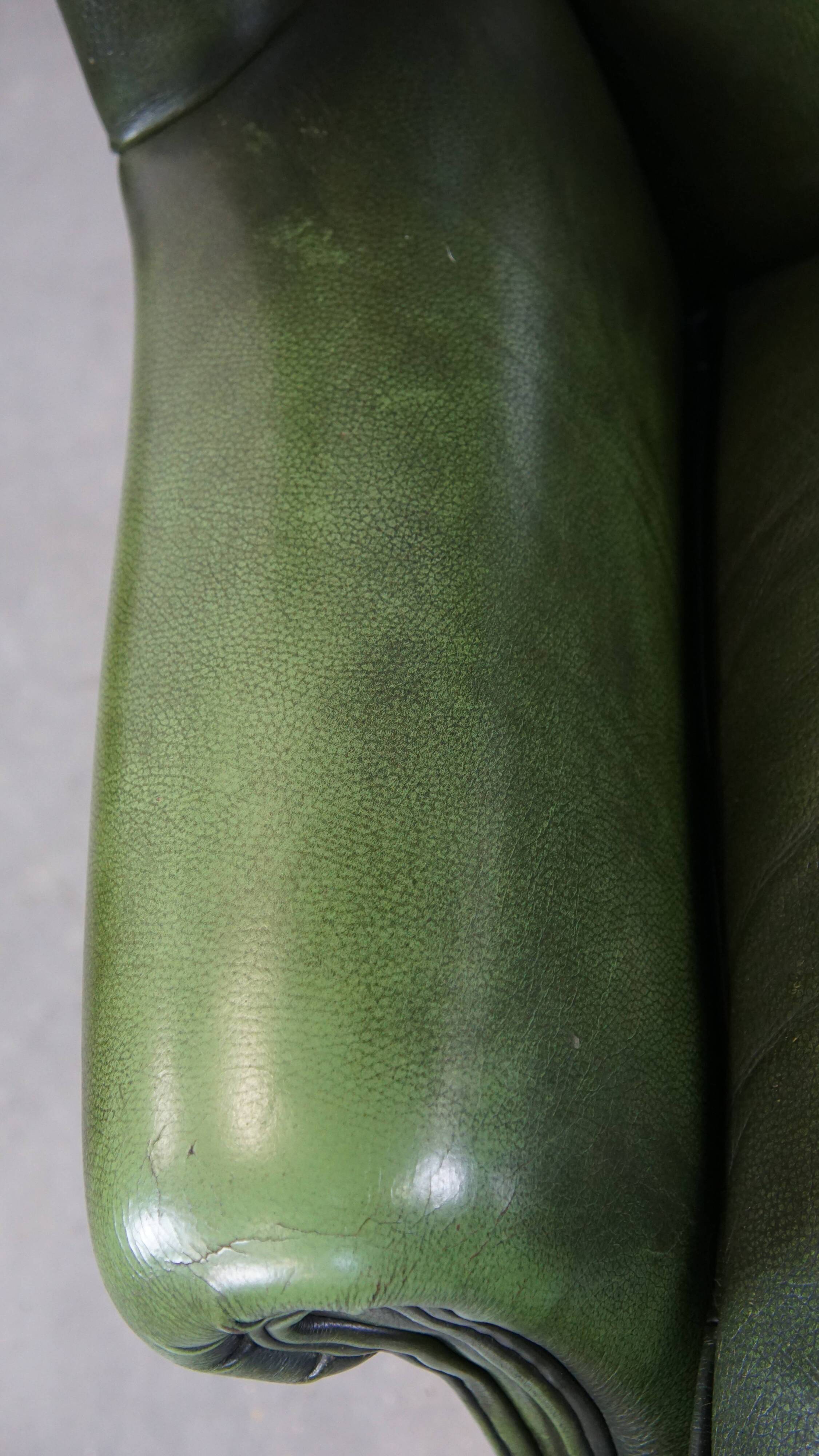 Fauteuil à oreilles Chesterfield anglais en cuir de vache vert avec une assise confortable