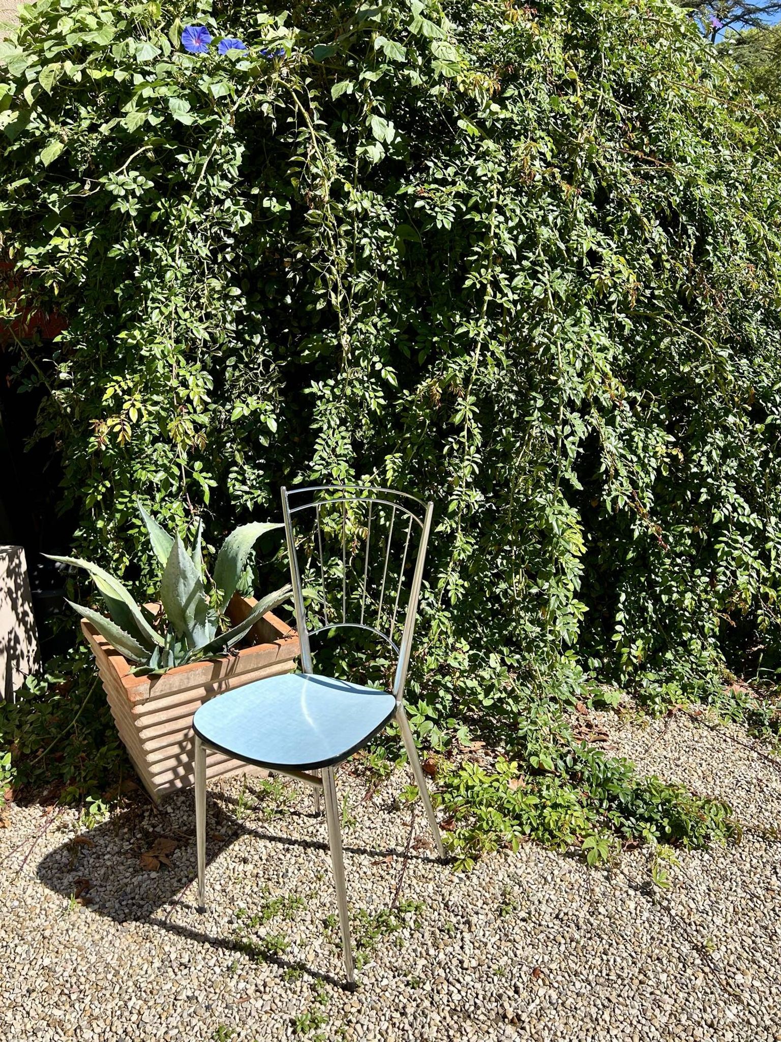 Chaise chromée en Formica bleue