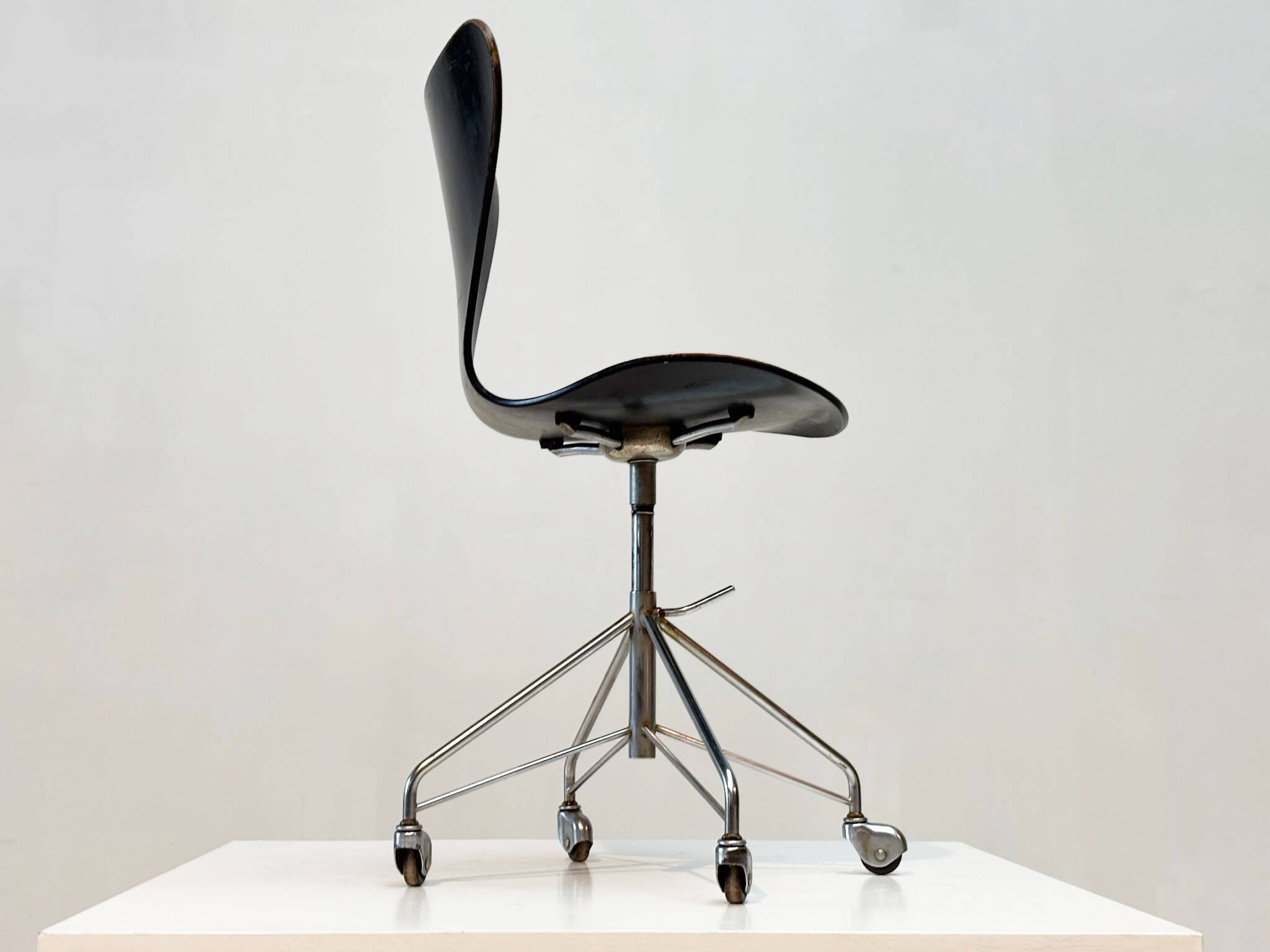 Early 3217 office chair by Arne Jacobsen