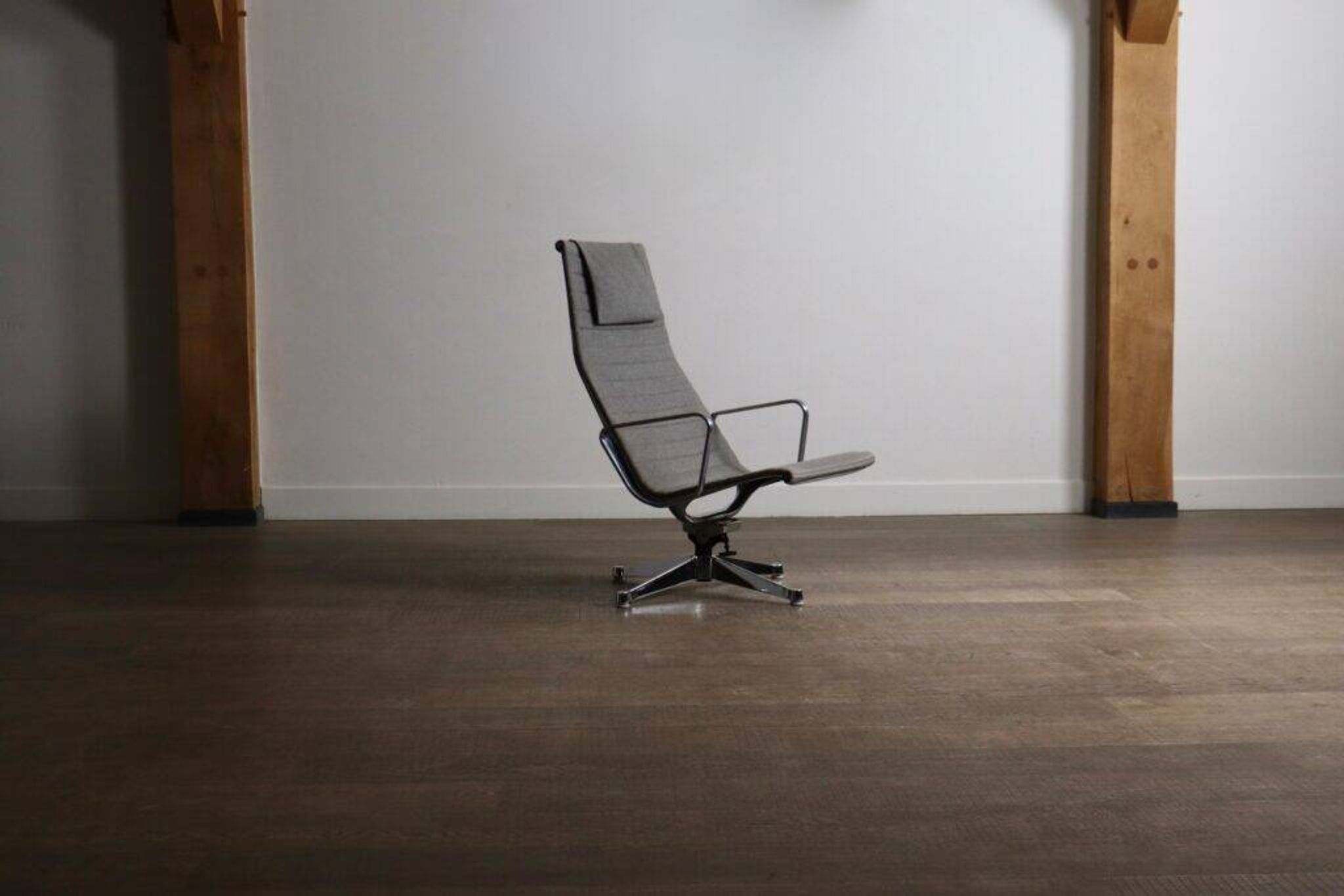 Early edition Eames EA124 Aluminium Group lounge chair by Herman Miller, 1970s