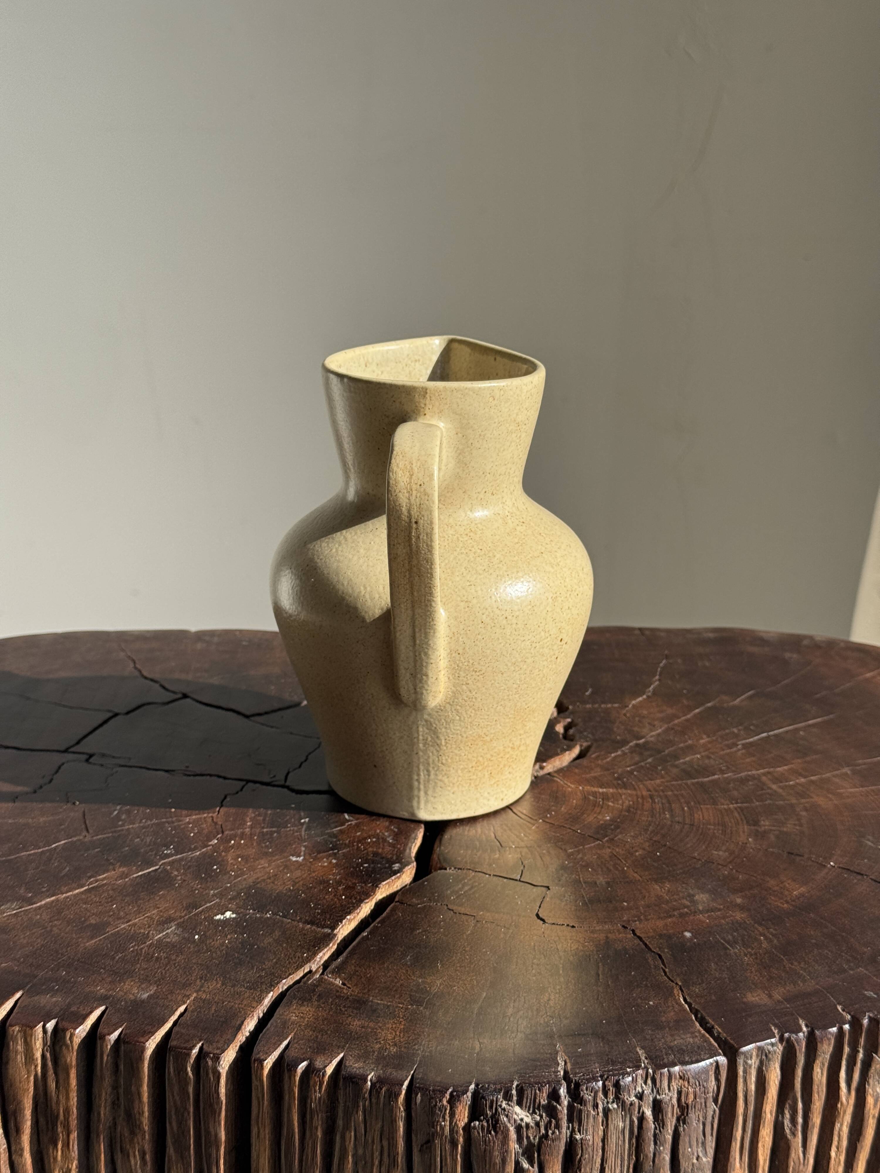 Small beige stoneware jug H14 L15
