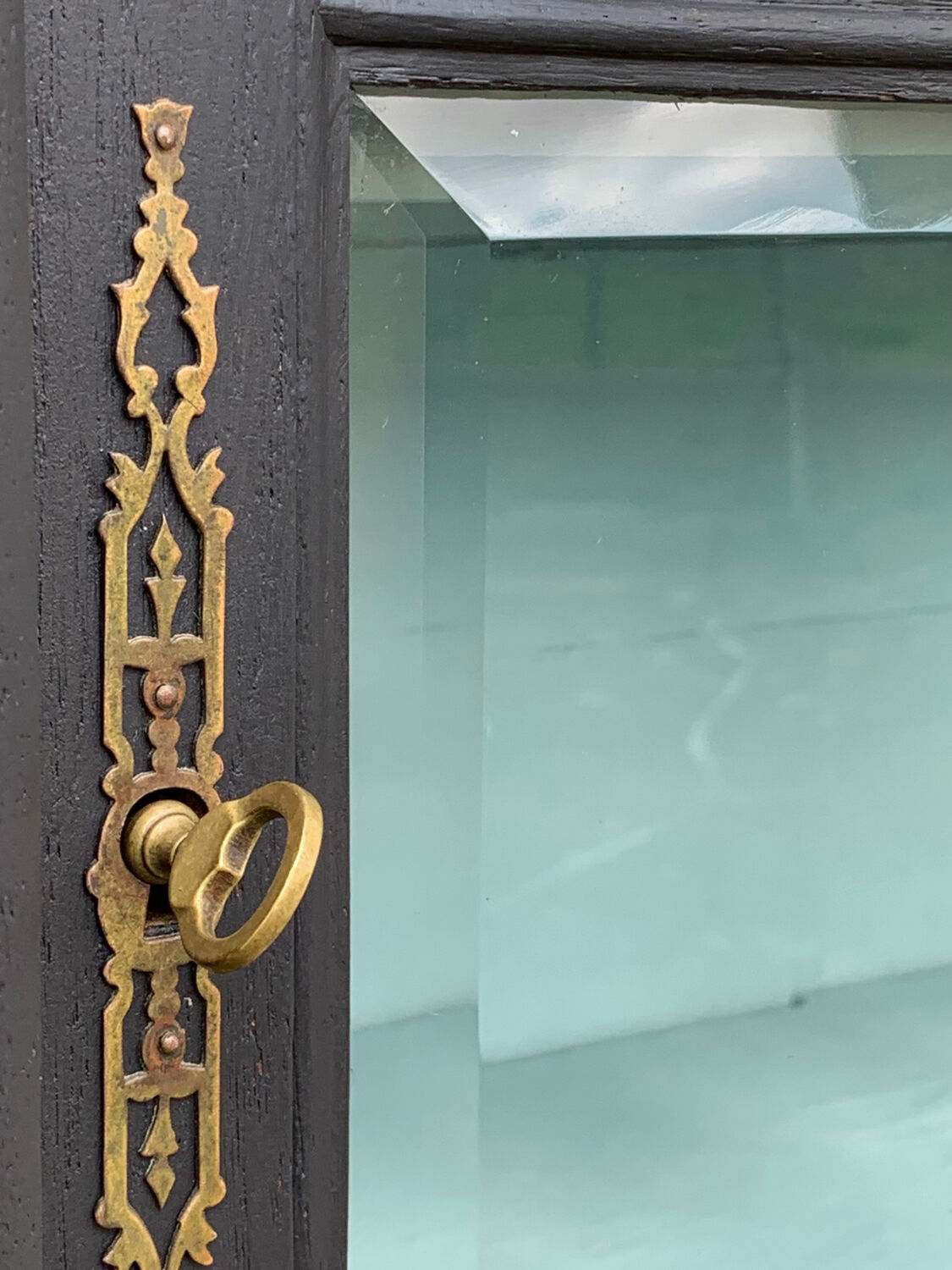 Armoire parisienne vitrée noire et vert grisé 150cm