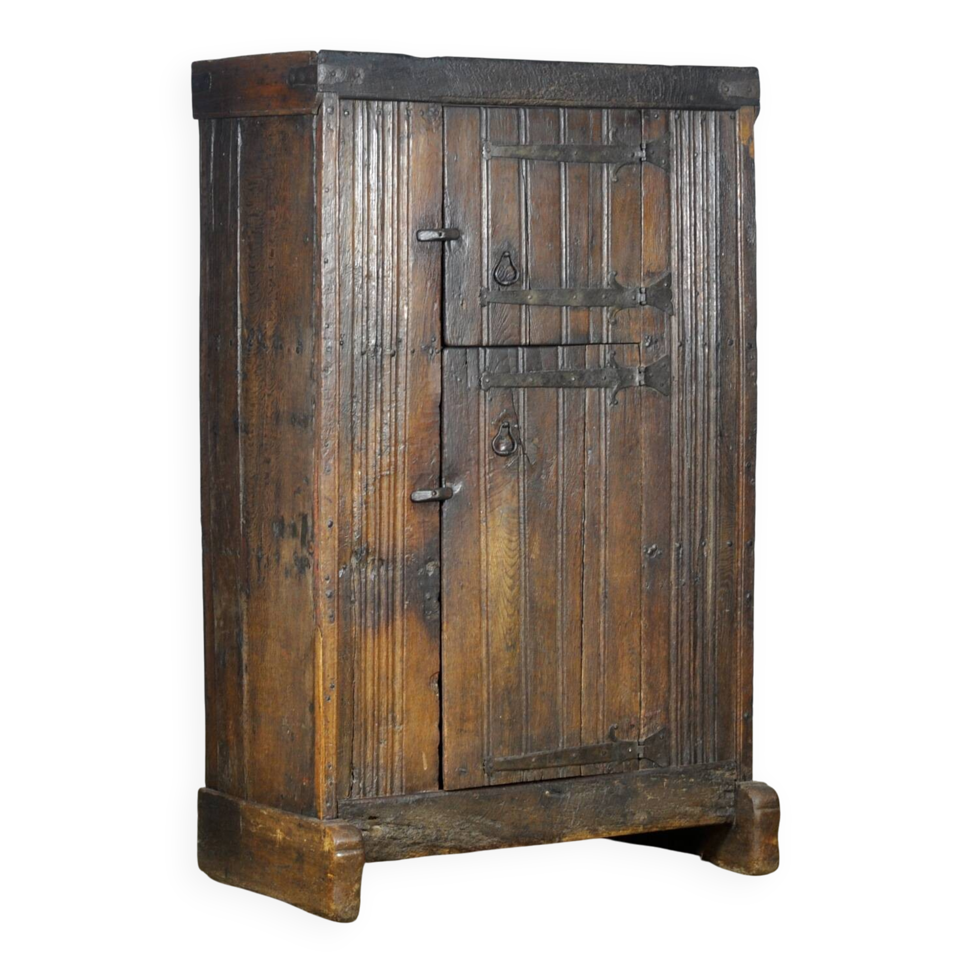 Basque oak storage cabinet, 17th century
