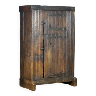 Basque oak storage cabinet, 17th century