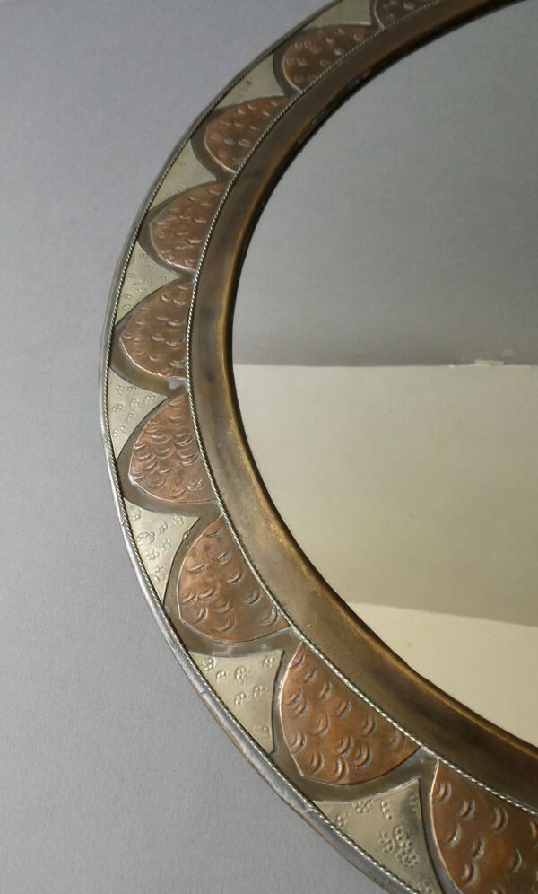 Grand miroir rond marocain en laiton rt cuivre ciselé, années 70-80