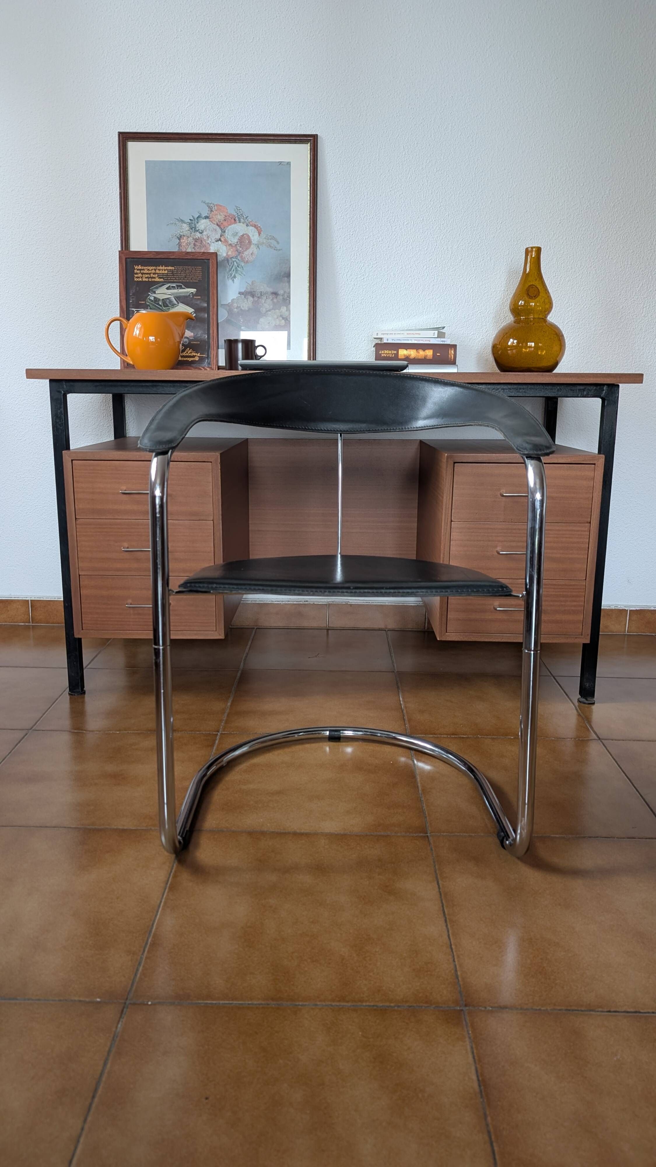 Fauteuil cantilever vintage cuir noir & chrome – années 70/80