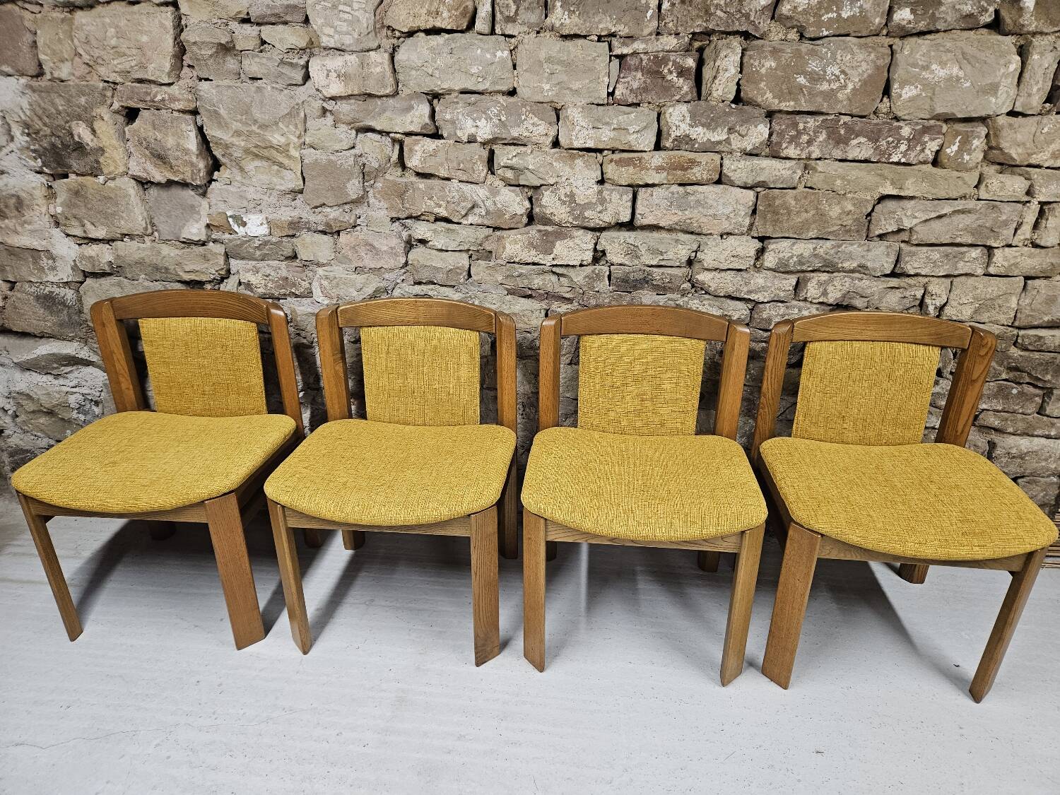 4 chaises en tissu et bois, 1970