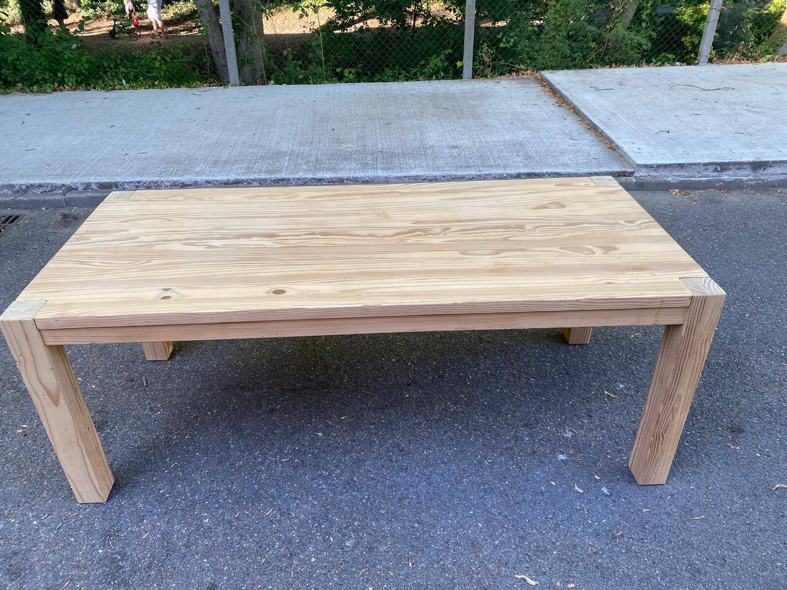 Table à manger rénovée en pin massif style scandinave brutaliste des années